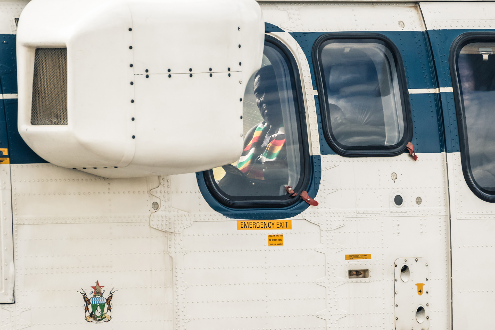 El presidente de Zimbabwe, Emmerson Mnangagwa, se sienta en un helicóptero al llegar a Mutare, provincia de Manicaland, antes de recorrer las áreas devastadas por el ciclón Idai en Chimanimani, el 19 de marzo. (Photo by Jekesai NJIKIZANA / AFP)