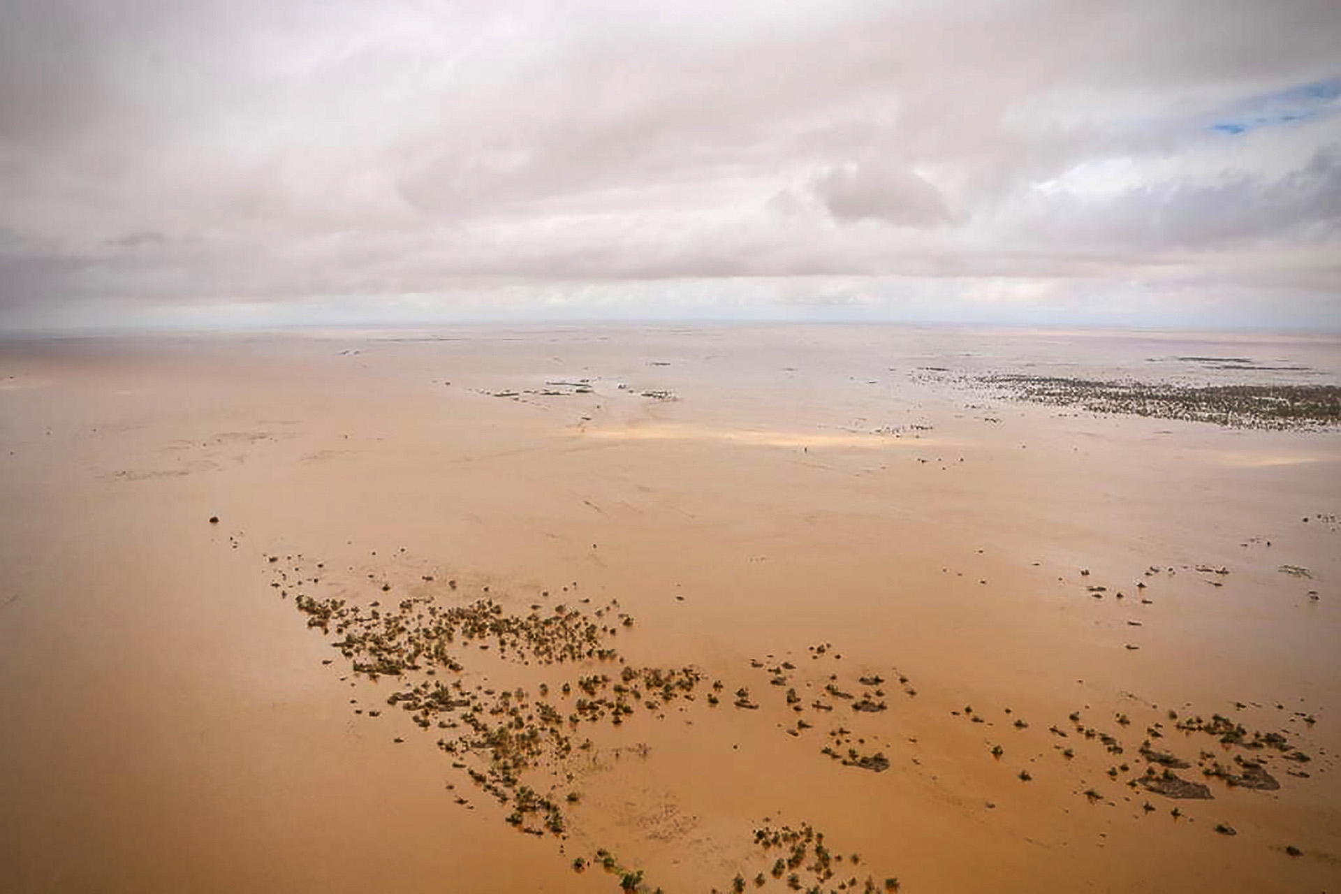 Una vista aérea muestra el avión inundado que rodea Beira, en el centro de Mozambique, el 20 de marzo de 2019, después del paso del ciclón Idai. (Photo by ADRIEN BARBIER / AFP)