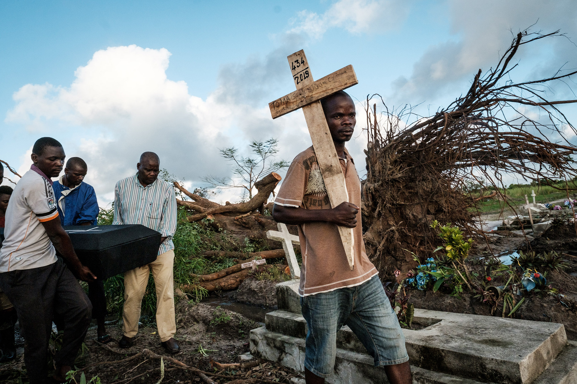 La gente lleva el ataúd de Tomas Joaquim Chimukme durante su funeral, después de que su casa se derrumbó luego de un fuerte ciclón que golpeó a Beira, Mozambique, el 20 de marzo. (Photo by Yasuyoshi CHIBA / AFP)