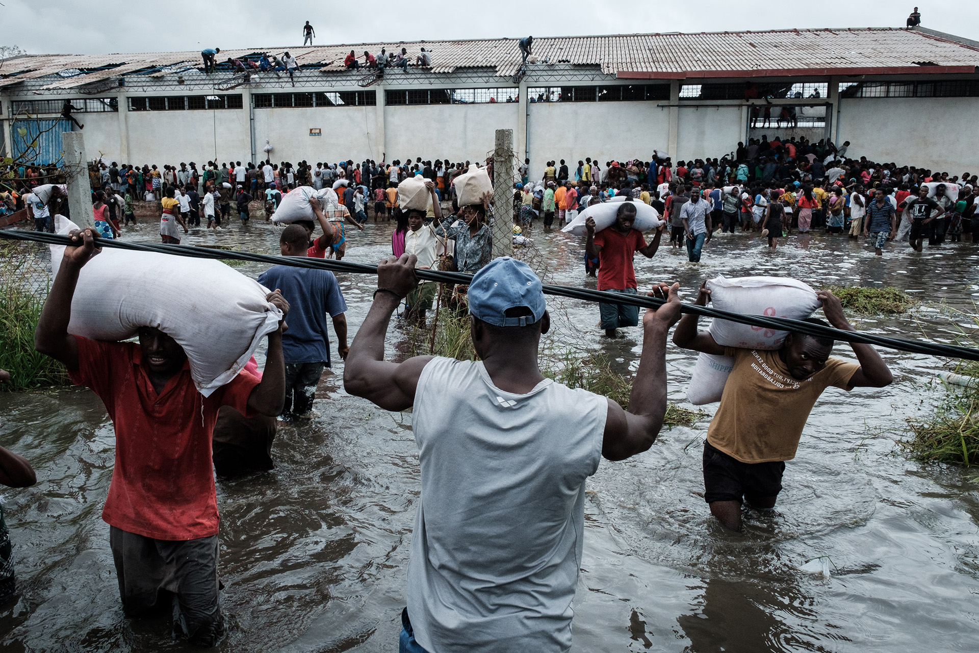 Cinco días después de que el ciclón tropical Idai se abriera paso a través de Mozambique, Zimbabwe y Malawi, la cifra de muertos confirmada ascendía a más de 300 y cientos de miles de vidas estaban en riesgo, dijeron las autoridades (Photo by Yasuyoshi CHIBA / AFP)