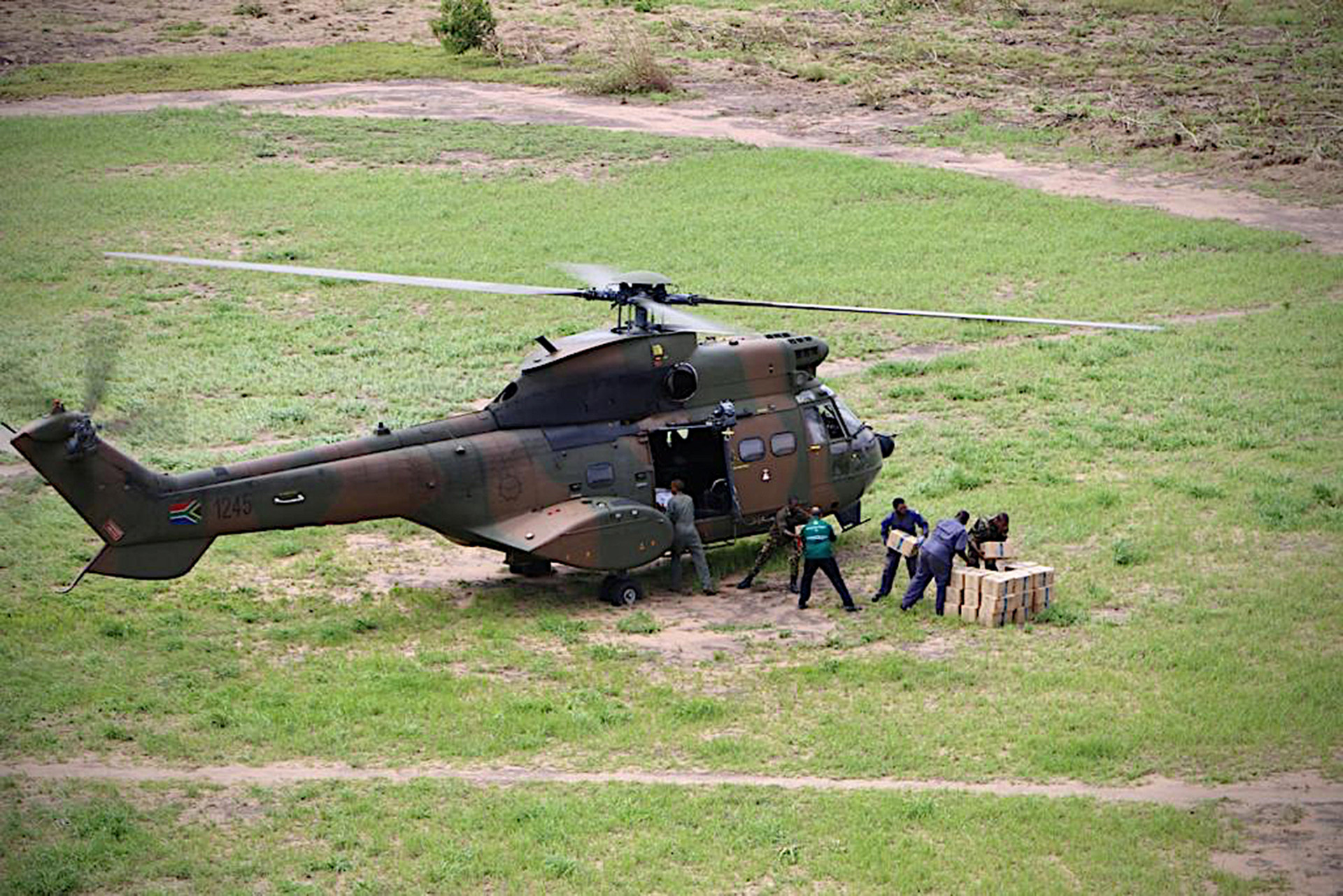 El personal de SANDF (Fuerzas de Defensa de Sudáfrica) entrega ayuda humanitaria en Buzi, en el centro de Mozambique, el 20 de marzo de 2019 después del paso del ciclón Idai. (Photo by ADRIEN BARBIER / AFP)
