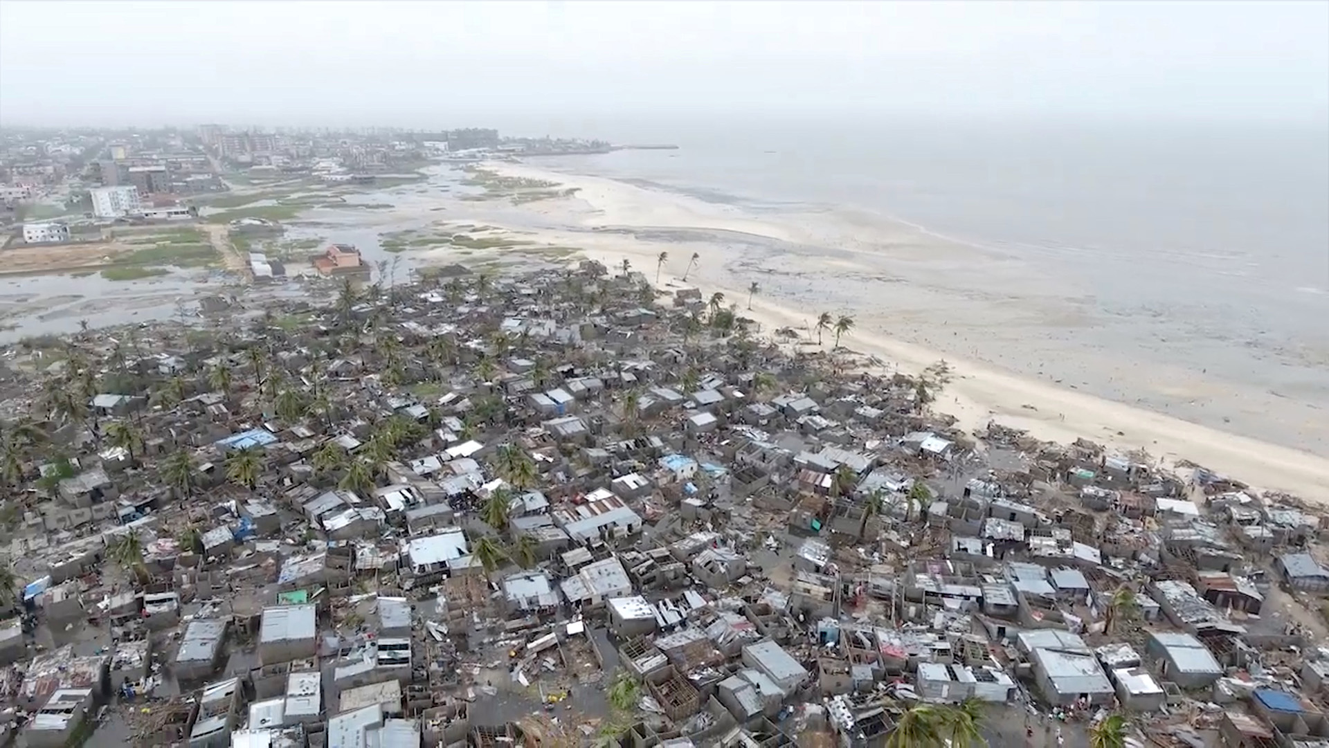 Las imágenes de drones muestran la destrucción después del ciclón Idai en el asentamiento de Praia Nova, que se encuentra en el borde de Beira, Mozambique, el 18 de marzo. (Reuters)
