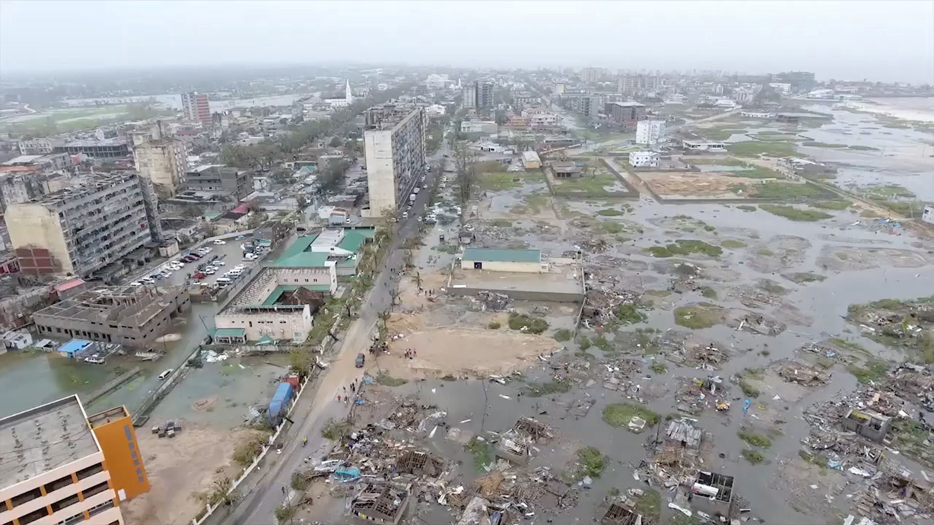Una vista general del daño después de que un ciclón barriera Beira, Mozambique, en este video aéreo de avión no tripulado tomado el 18 de marzo. (Reuters)