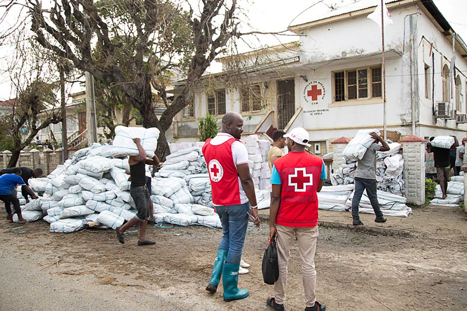 Los equipos de la Cruz Roja reciben suministros de refugio de emergencia en Beira, Mozambique, y se preparan para distribuir ayuda a los sobrevivientes del Ciclón Idai (REUTERS)