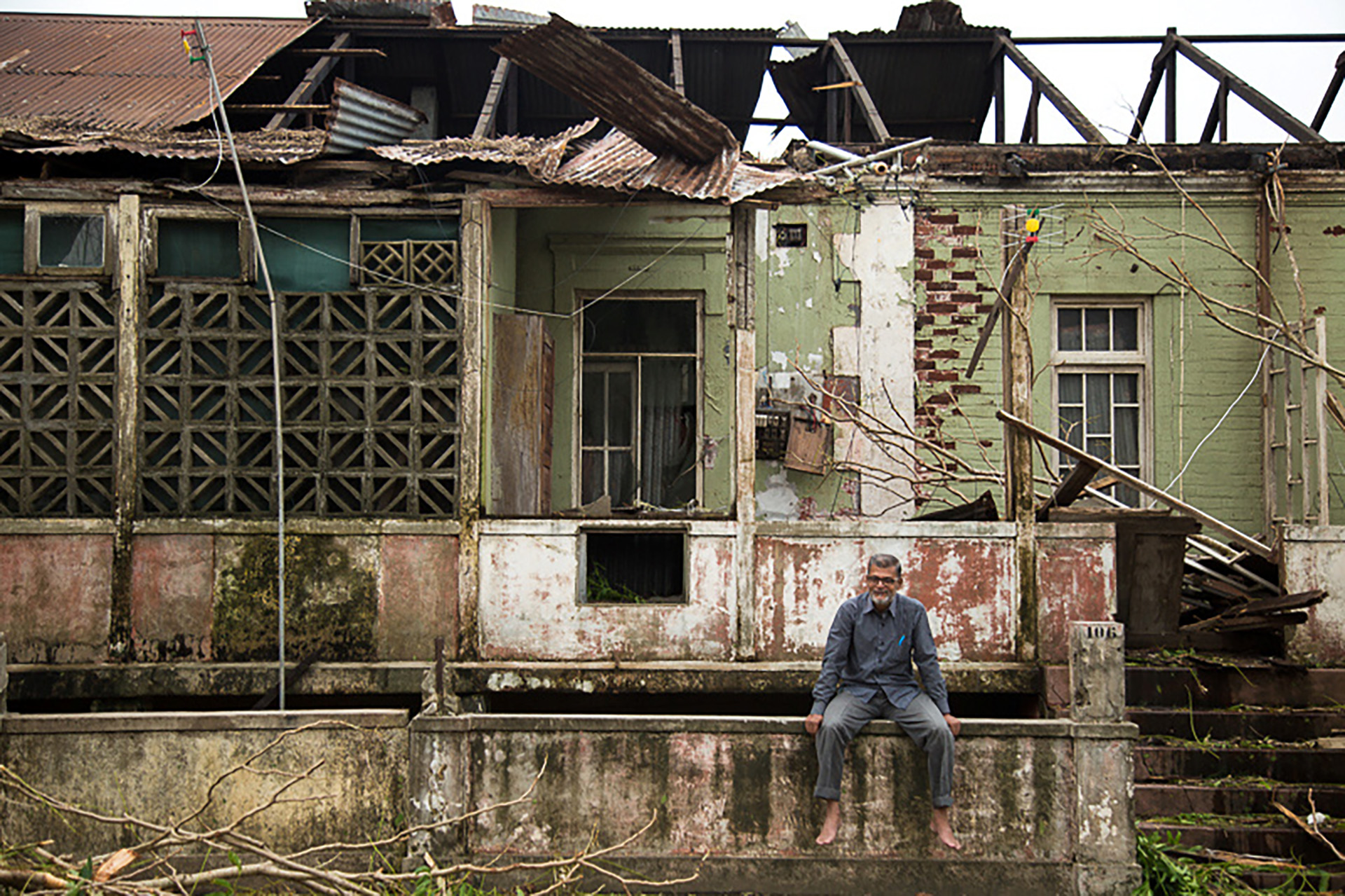 Un hombre delante de una casa destruida en Beira (REUTERS)