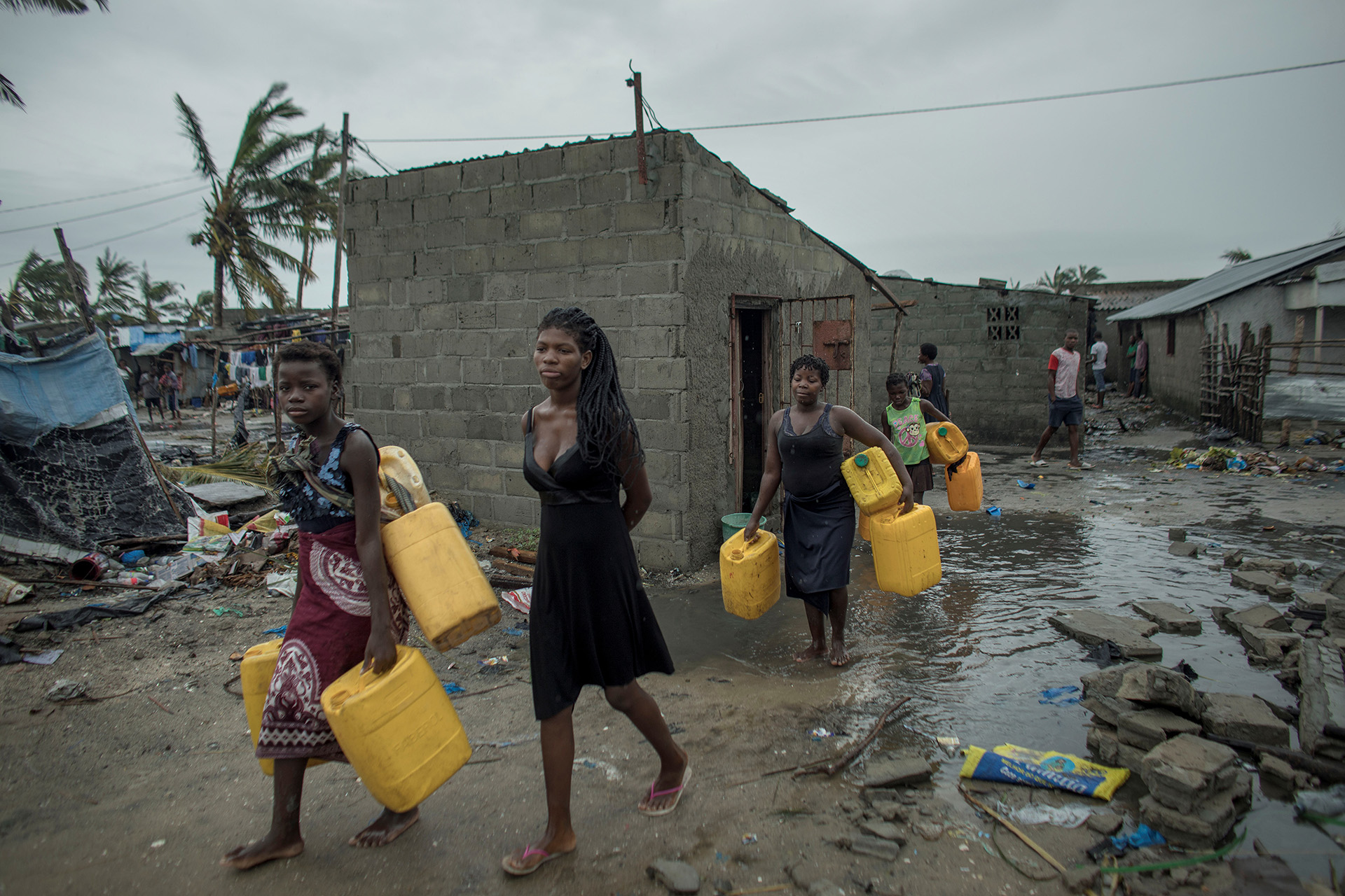 La gente regresa al vecindario de Praia Nova Village luego del ciclón Idai en Beira, Mozambique, el 17 de marzo (Reuters)