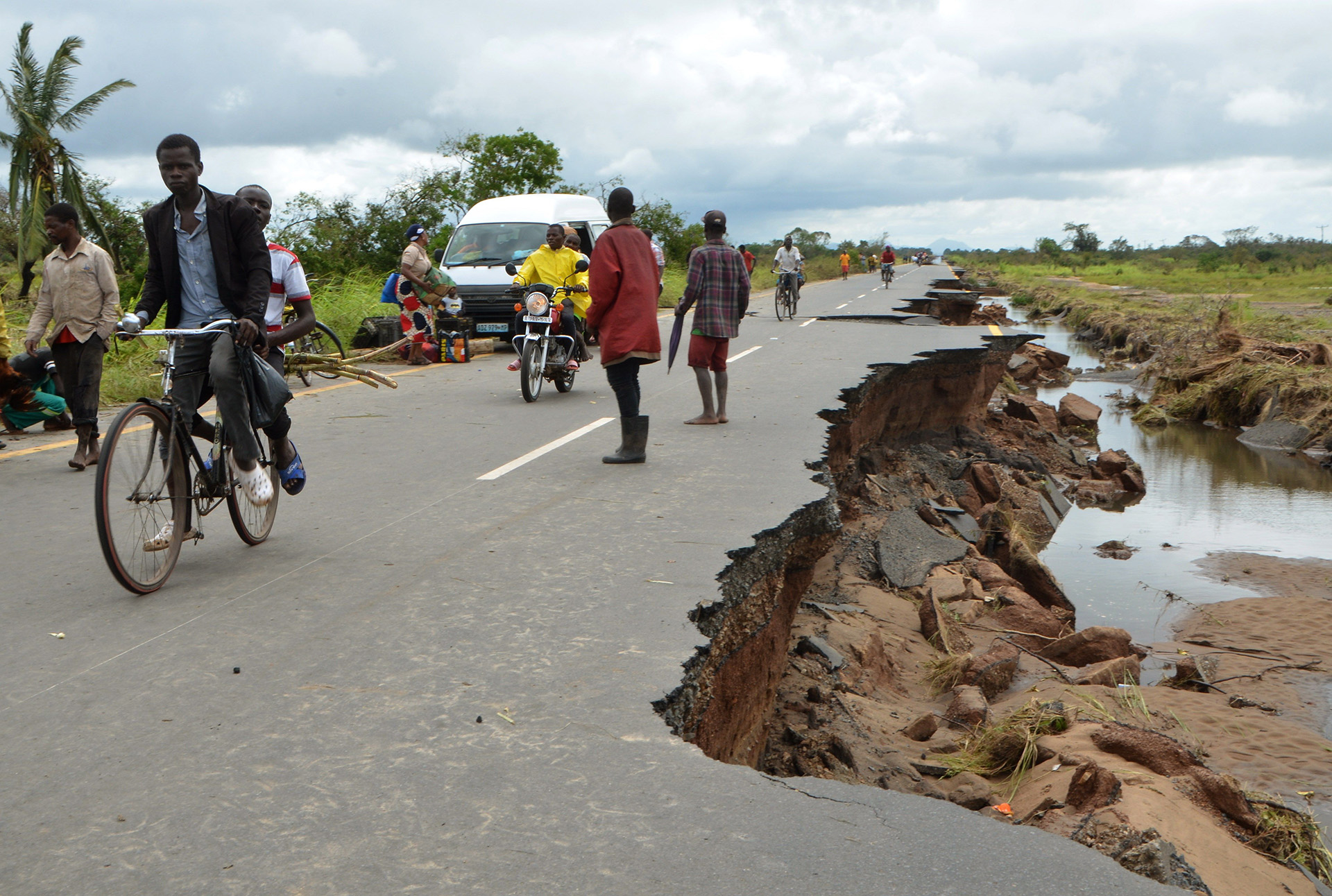 Varias personas contemplan los daños provocados por la llegada del ciclón Idai en Sofala (Mozambique), este martes (EFE/ Emidio Jozine)