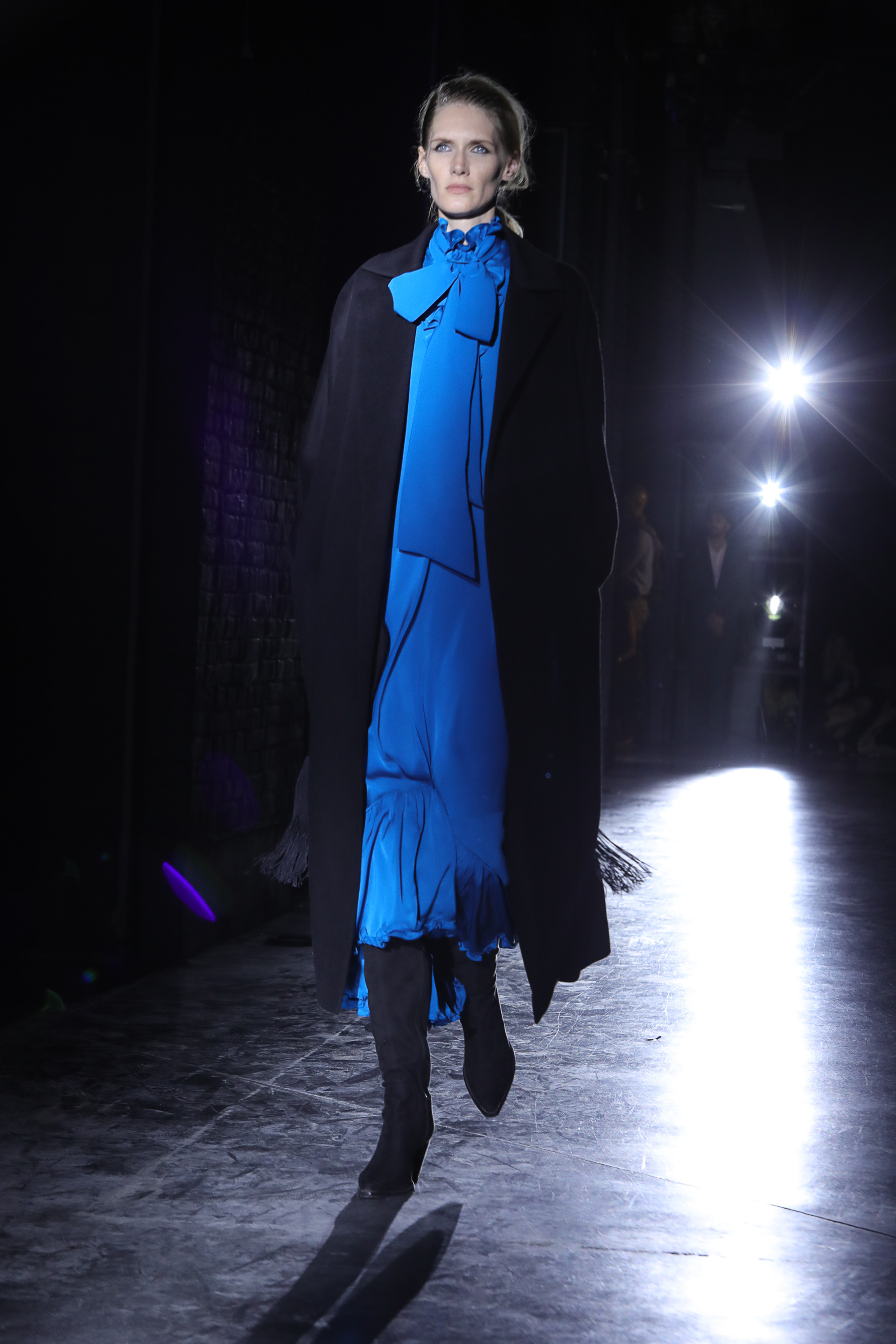 El azul para las colecciones de Bomparola es el nuevo negro. El comodín para la noche. Los maxi vestidos de seda con cuello cisne y lazo pisan fuerte para la temporada invernal. Completó el look con el infaltable, el tapado con flecos de seda