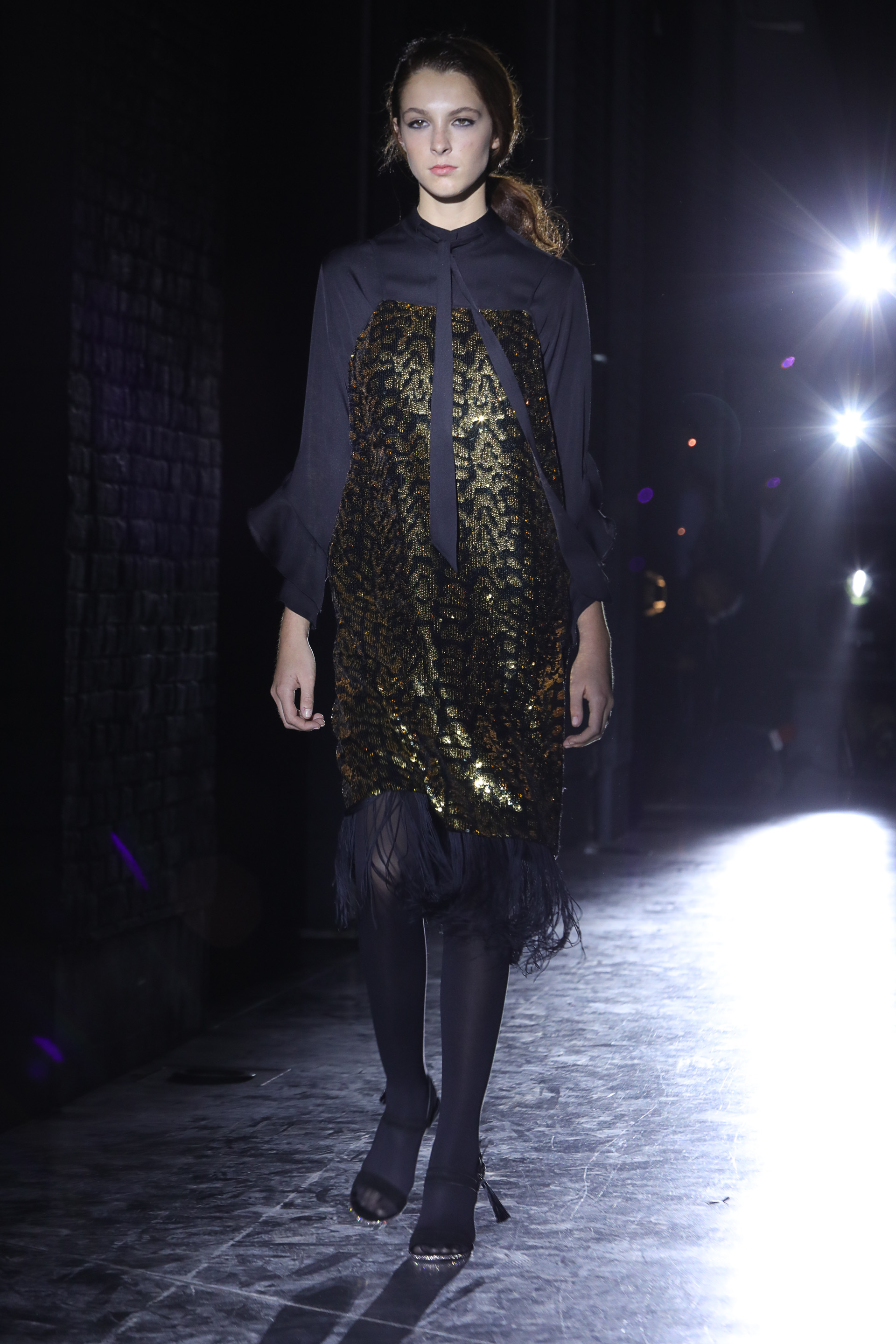 Superposición de prendas. El vestido protagonista de paillettes de animal print y detalles de flecos en las terminaciones con blusa y lazo en el cuello