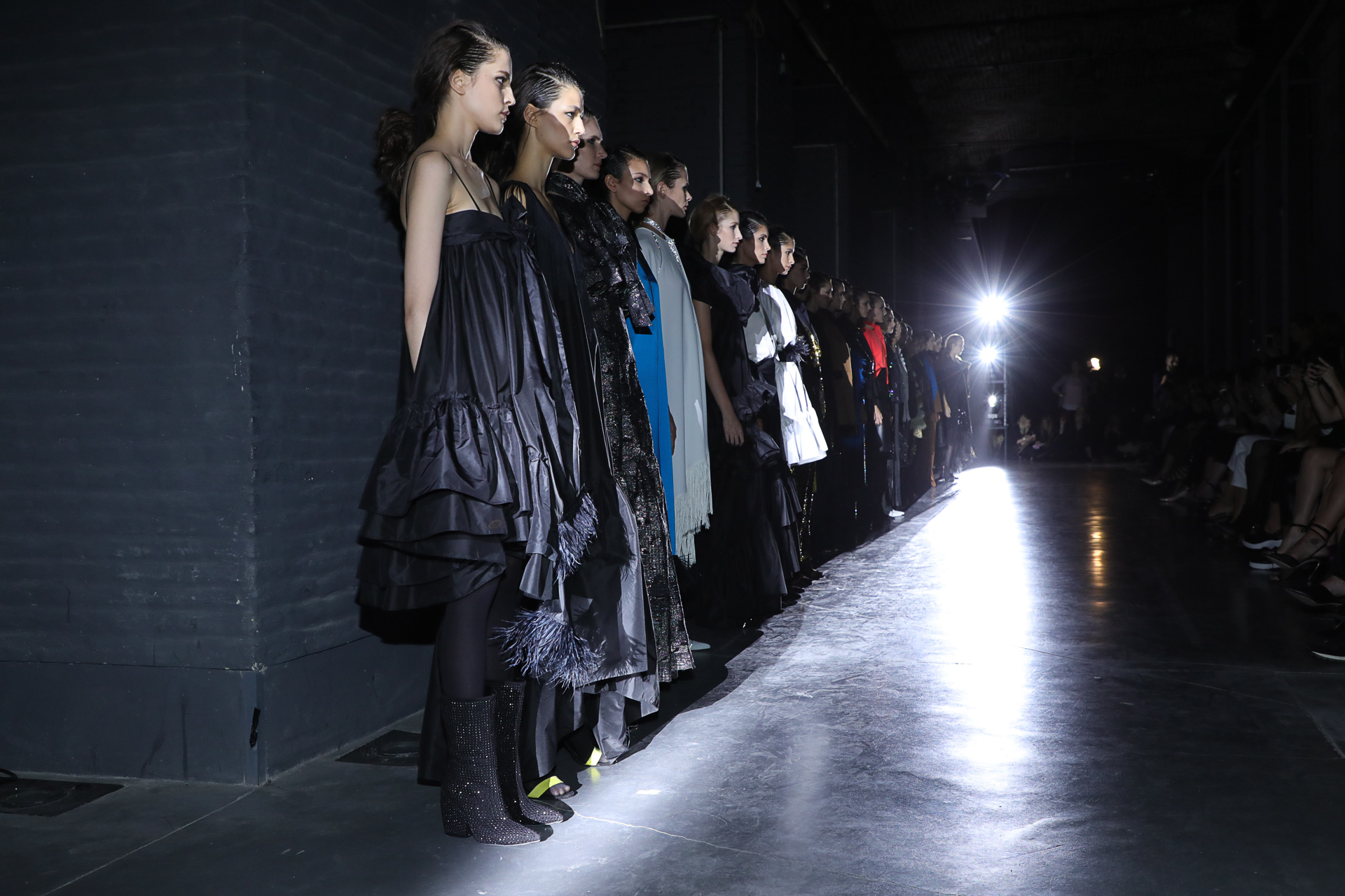 EL desfile de la colección de temporada invierno 2019 que incluye diseños en la paleta de tonos azul océano, marrón habano, verde opal, verde Lima, verde esmeralda, coral, arena,offwhite y negro