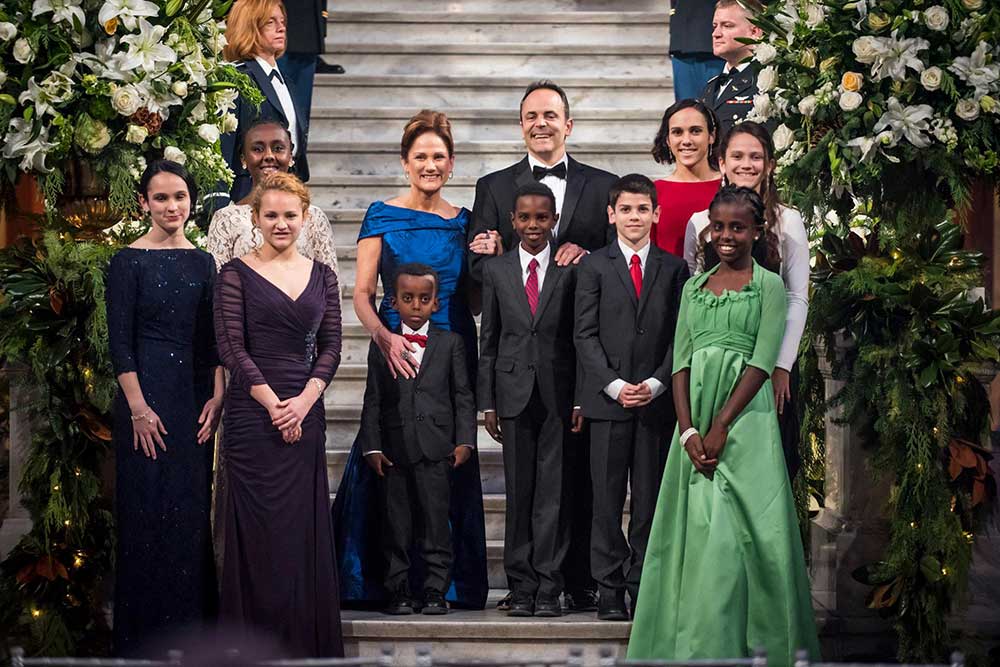 Bevin y su familia, en una gala tras su triunfo electoral