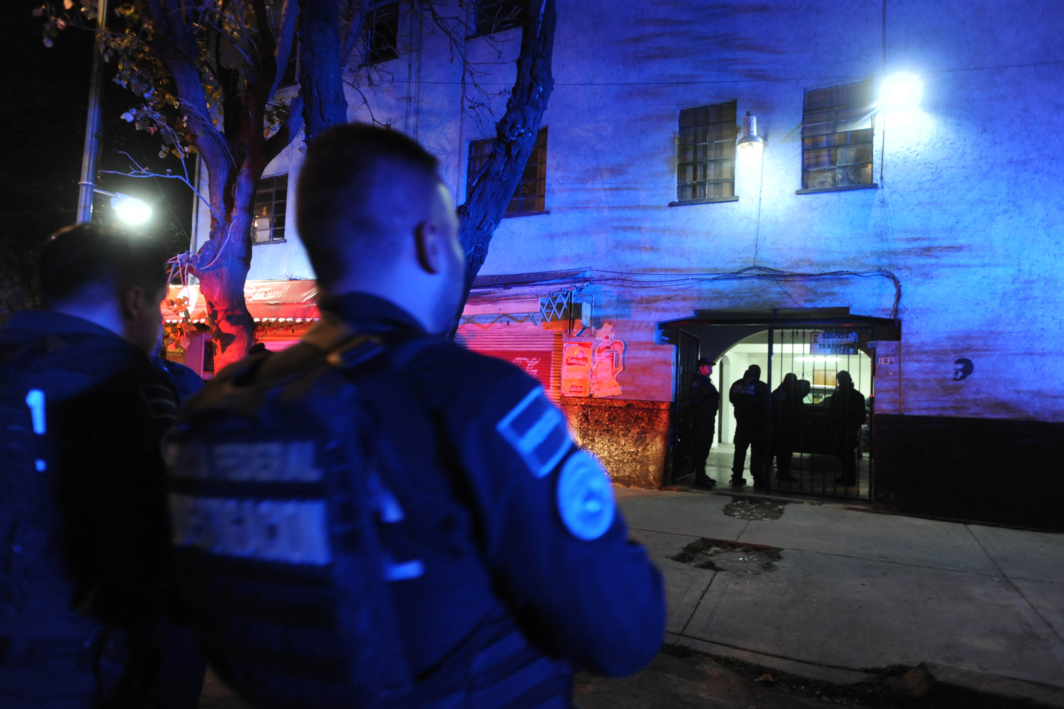 CIUDAD DE MÉXICO., 24ENERO2019.-Un hombre fue detenido por la fiscaliza contra la trata de personas de la Policía Federal, en el numero 103 de la calle Pachuca de la colonia Condesa, por el delito de trata. Fue trasladado al ministerio publico federal en donde se determinará la situación legal de este hombre de aproximadamente 60 años.(Foto: LUIS CARBAYO /CUARTOSCURO.COM)