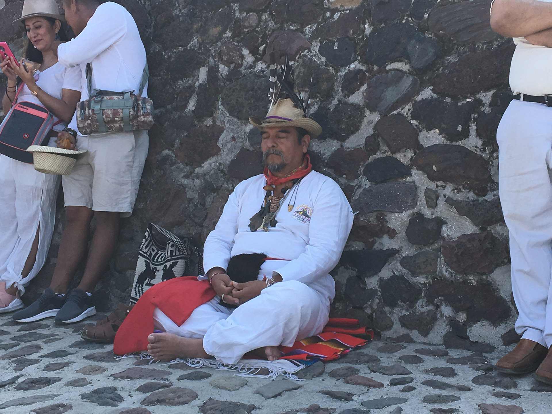 El cansancio después de subir a la pirámide (Foto: Infobae)
