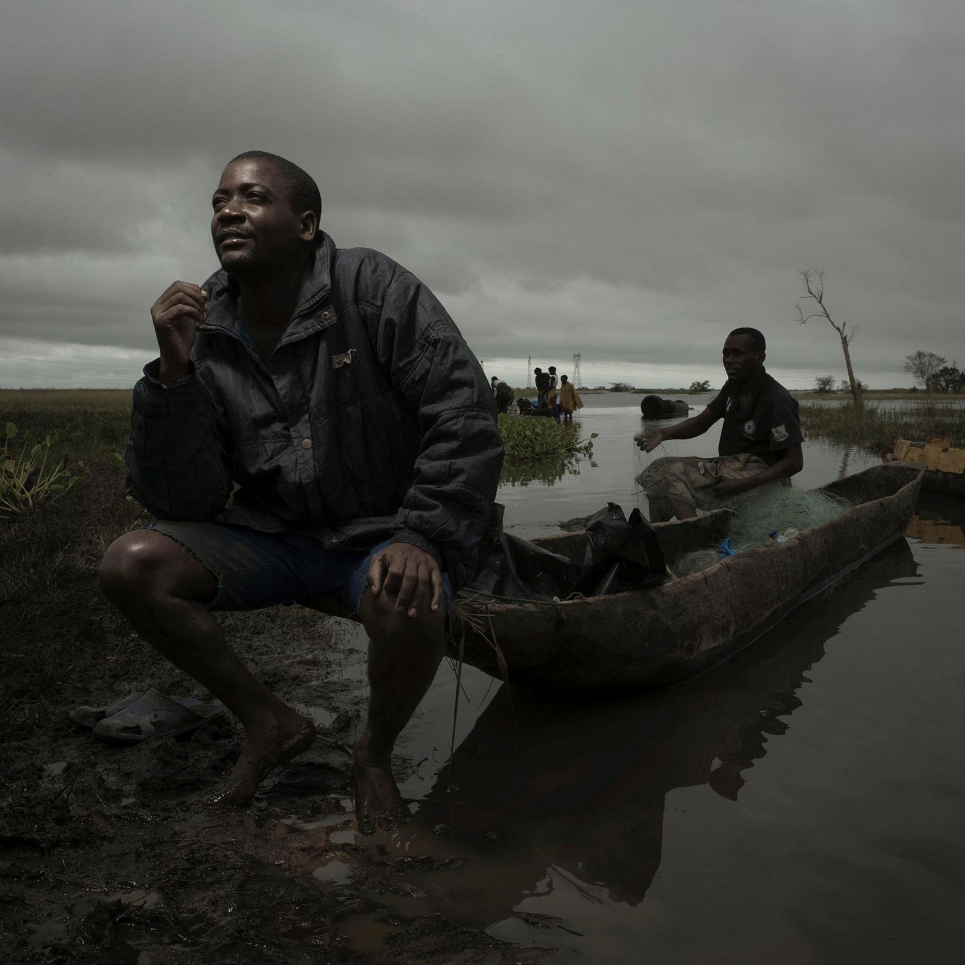 Roque Fernando sentado en su bote, con el que logró mantener a salvo a su familia en el poblado de Tica luego de que su casa fuese arrasada por las aguas (Foto: CARE International/Josh Estey via REUTERS)