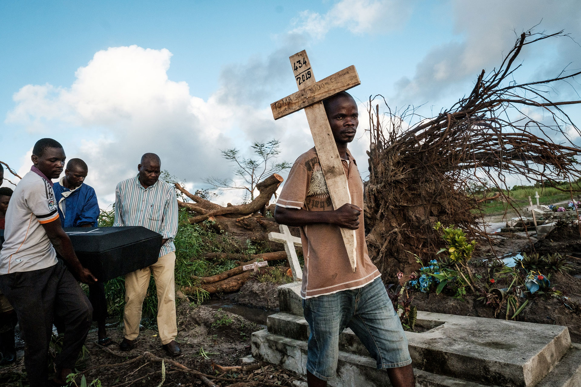 El funeral de Tomas Joaquim Chimukme luego de que colapsara su casa en Beira, Mozambique. (Foto: Yasuyoshi CHIBA / AFP)