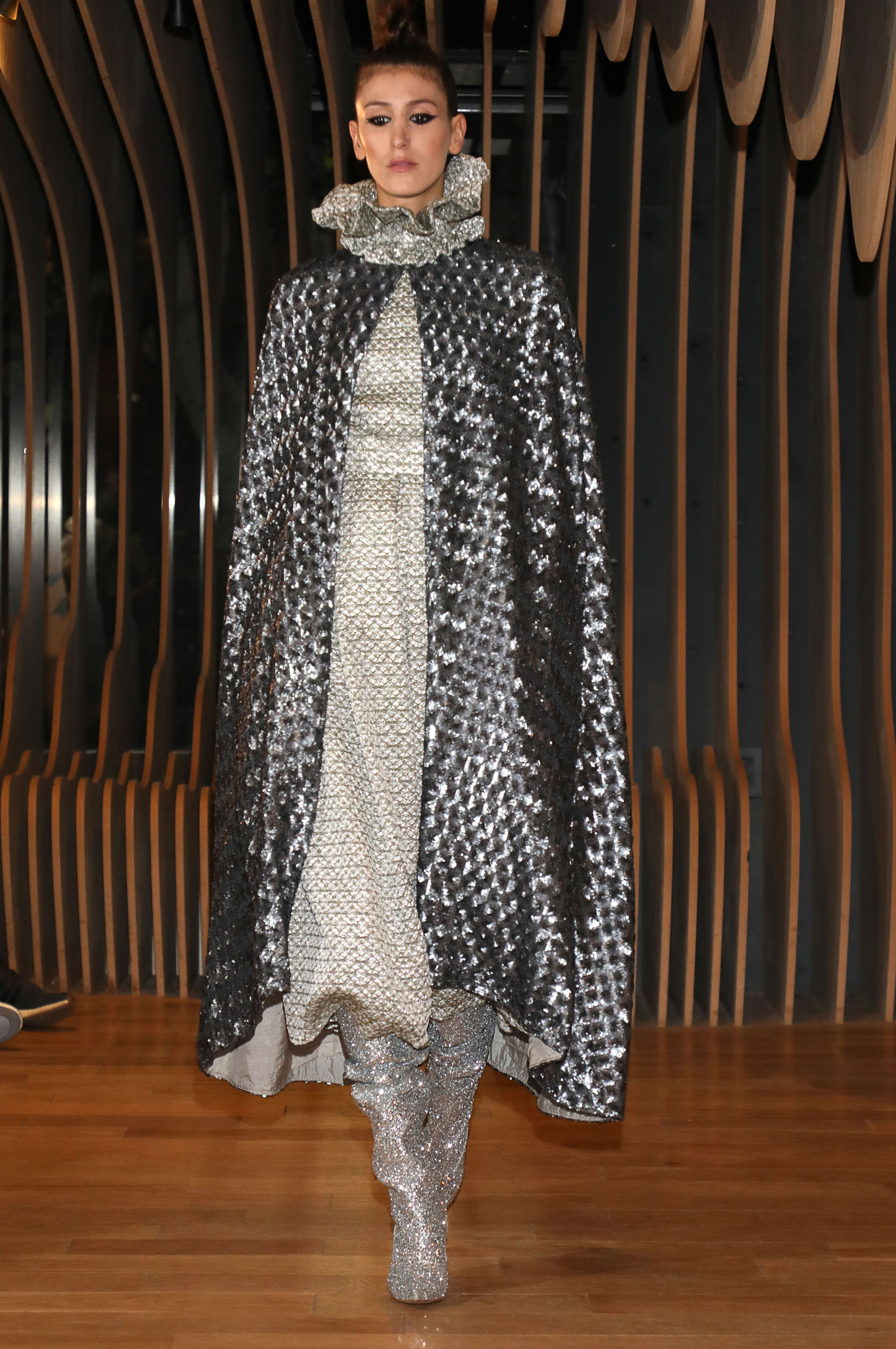 Total look metalizado. Botas, capa y vestido de cuello cisne
