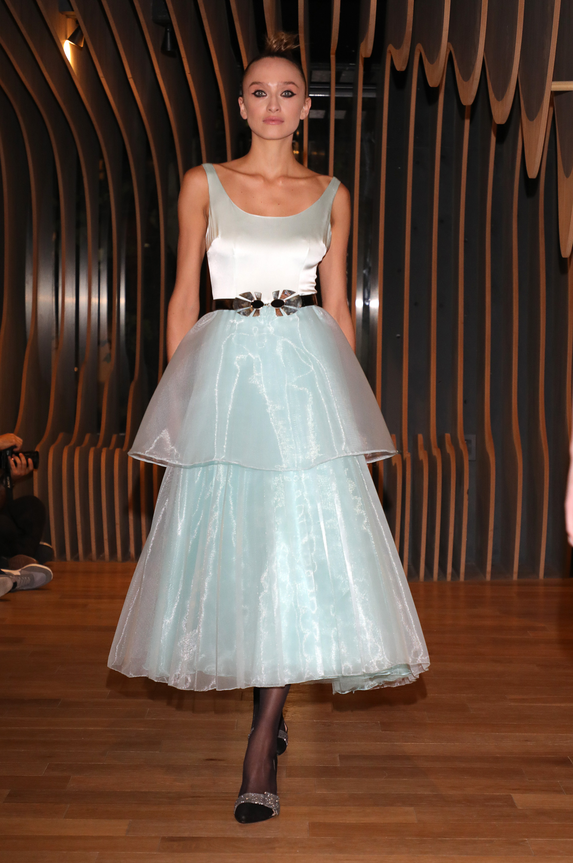 En la pasarela se vieron piezas de gasa y seda. Los accesorios que llevaron sus vestidos son exclusivos diseñados para cada modelo por Isabel Englebert