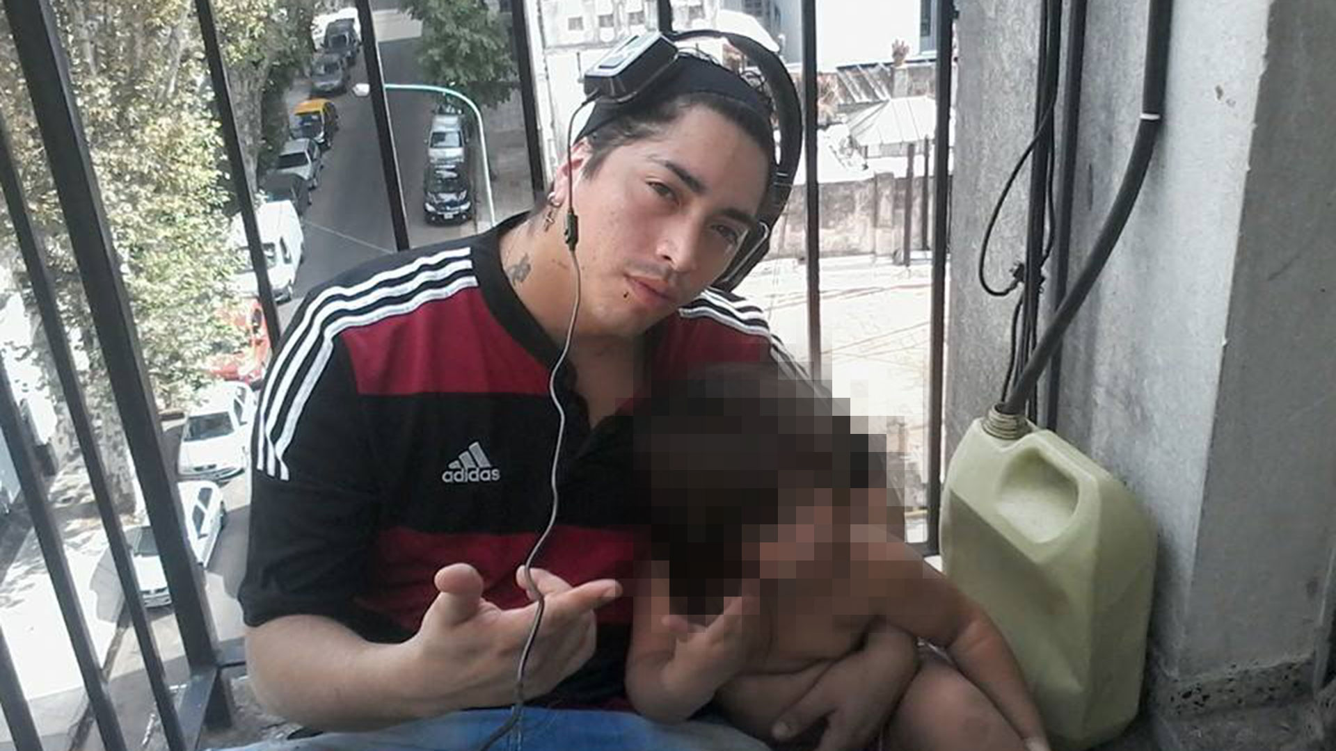 “Leandro” Landriel en Buenos Aires, con la hija que tuvo con su primer víctima.
