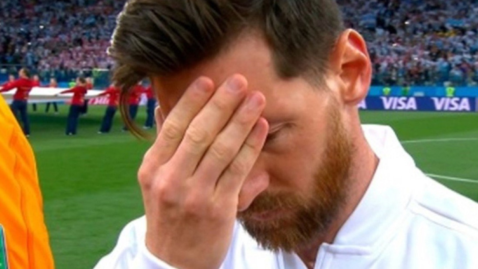 Una mujer cayó al agua desde el Puente de la Mujer, en Puerto Madero, y  logró mantenerse a flote gracias a un globo de Spiderman que le arrojaron  desde la orilla., Minutos después, personal de ..., image size:1920x1080