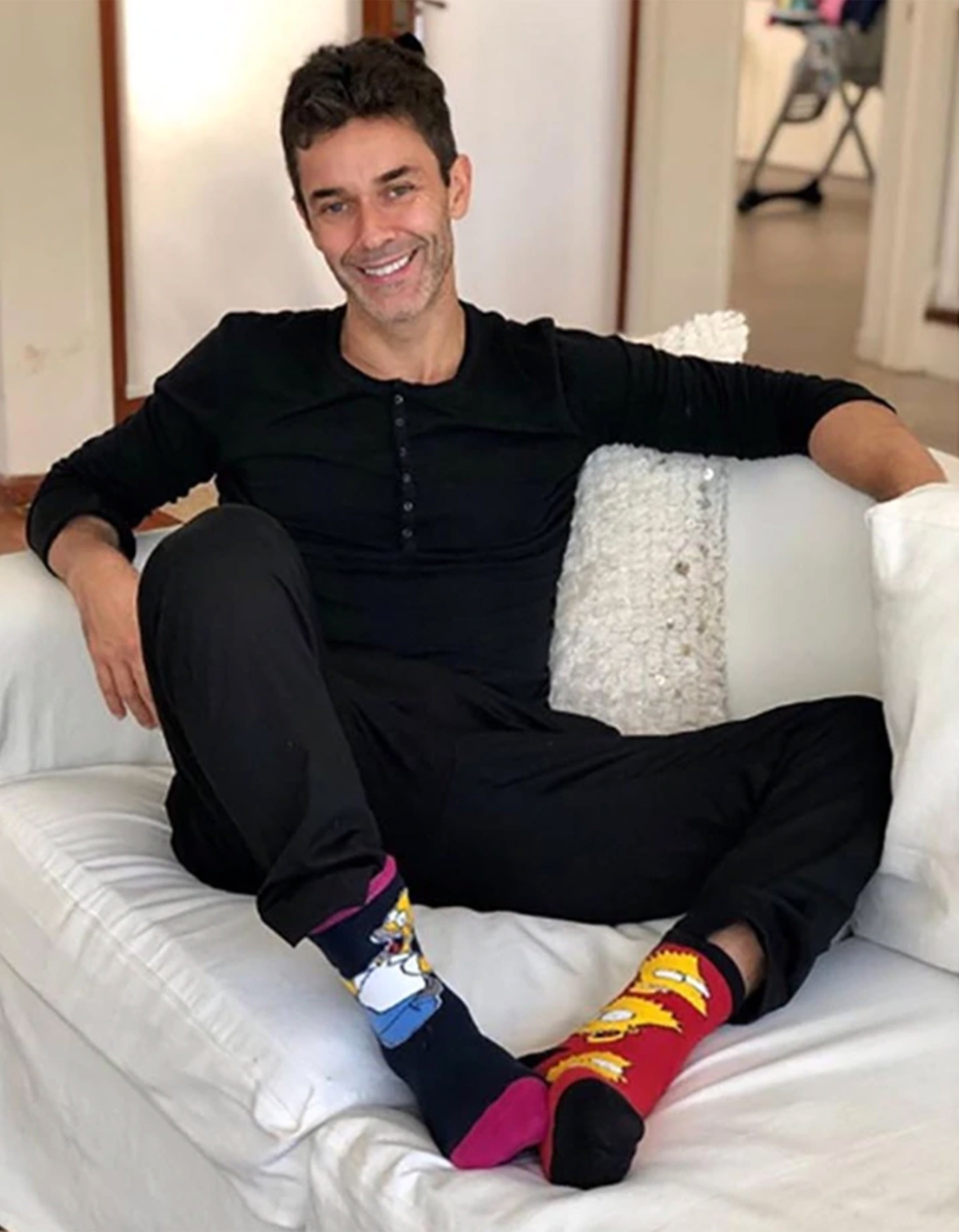 Los famosos se unieron a la campaña en las redes por el Día Mundial del Síndrome de Down. Mariano Martínez fue una de las celebridades que compartió en las redes usando medias de distinto color para representar la diversidad del género humano (Foto: Instagram)