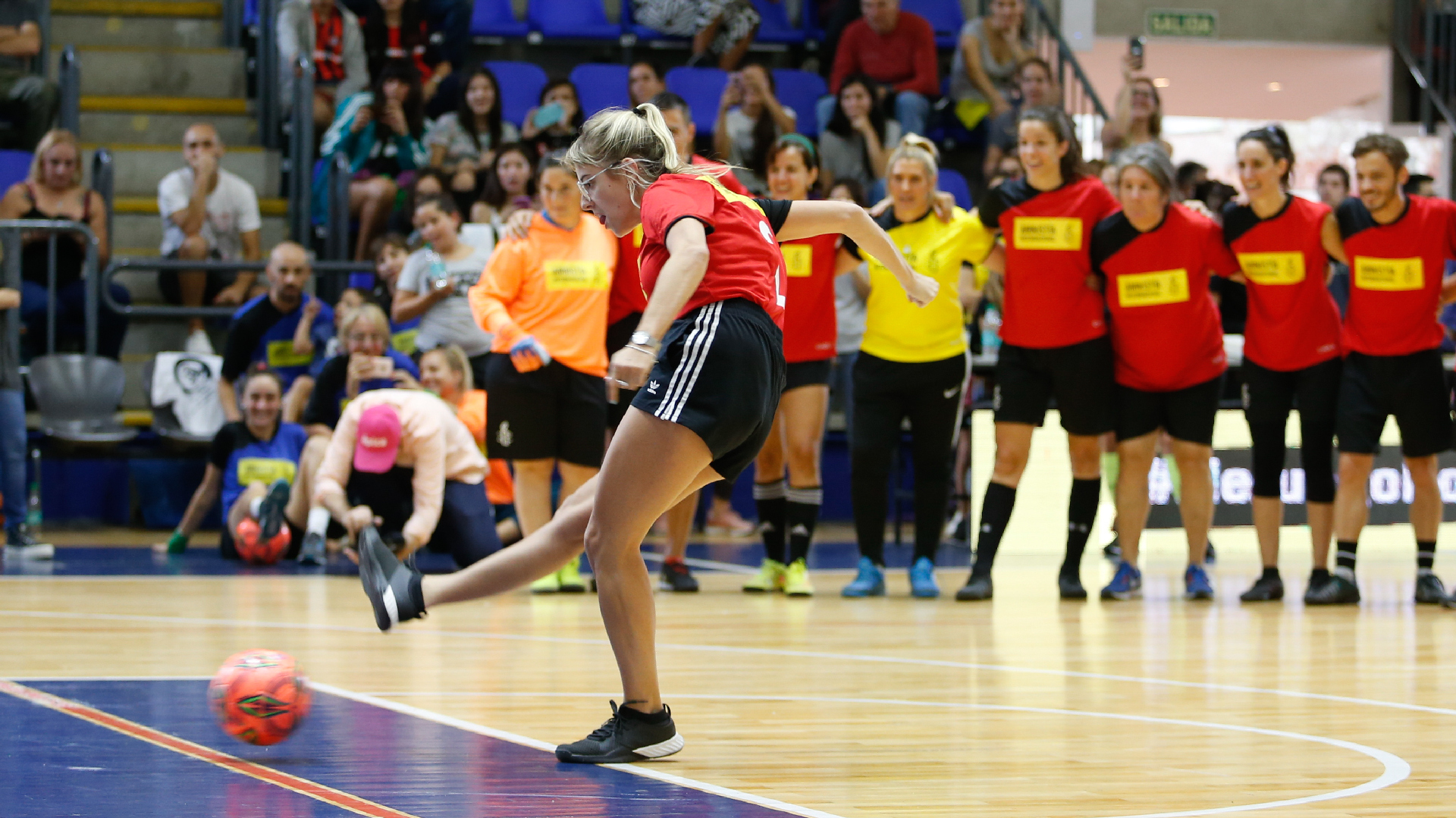 La presentadora Nati Jota ejecuta un penal (Nicolás Aboaf)