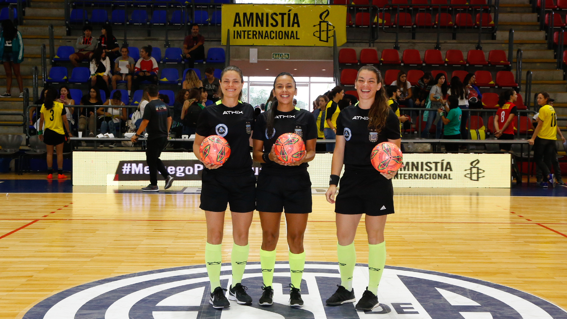 Las árbitras de encuentro disputado en el polideportivo de San Lorenzo (Nicolás Aboaf)