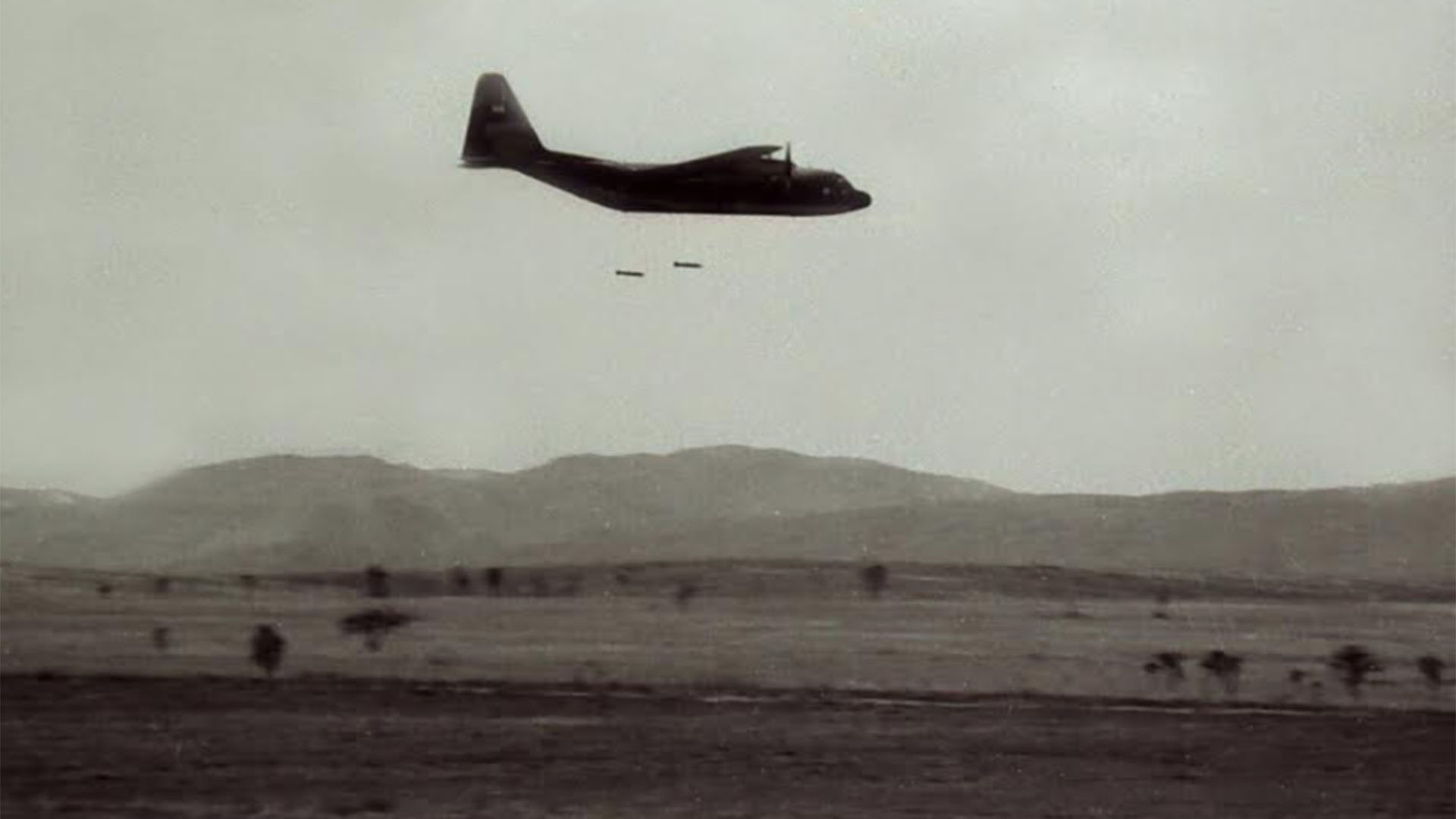 Un Hércules en pleno ejercicio de lanzamiento de bombas
