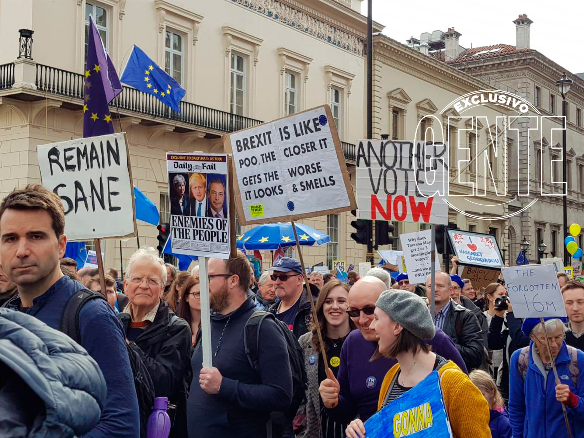 Los manifestantes, sin eufemismos: “El brexit es como la m… Más cerca está, peor luce y huele”. Foto: Revista GENTE