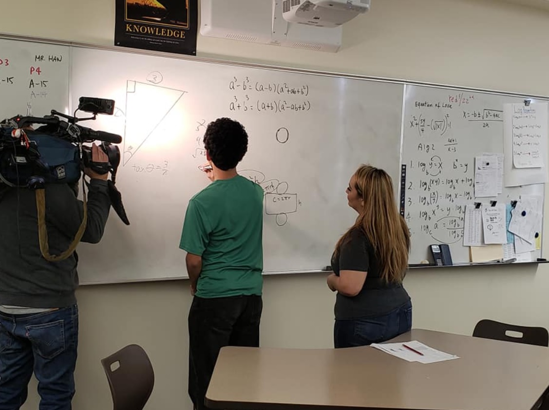 Vivir en una casa rodante no ha aminorado el empeño que Osvaldo ha priorizado y con lo cual ha destacado por sus buenas calificaciones Foto: (Rowland Unified School District)
