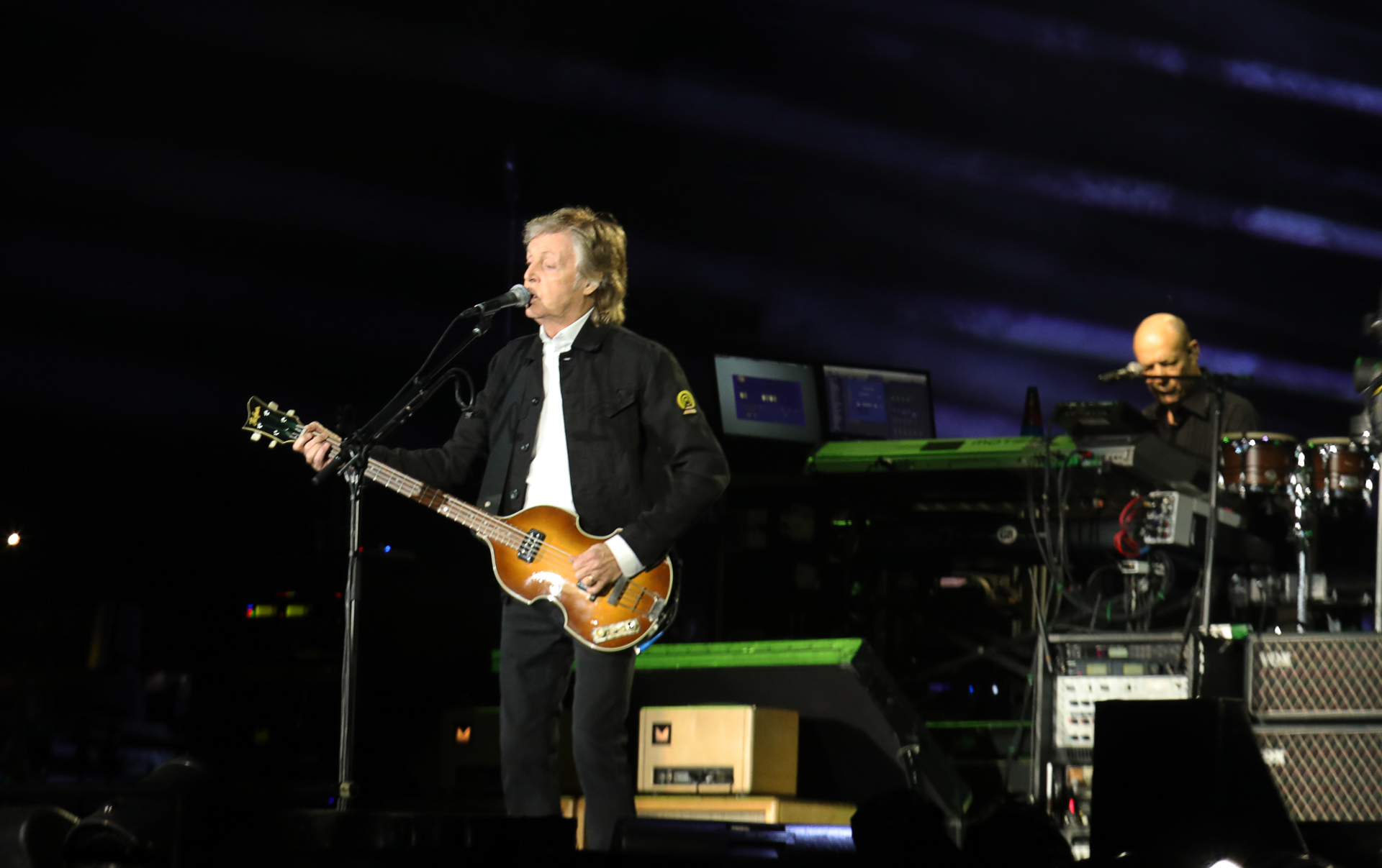 Paul con su clásico bajo violín Hofner, un modelo que lo acompaña desde los días de The Beatles