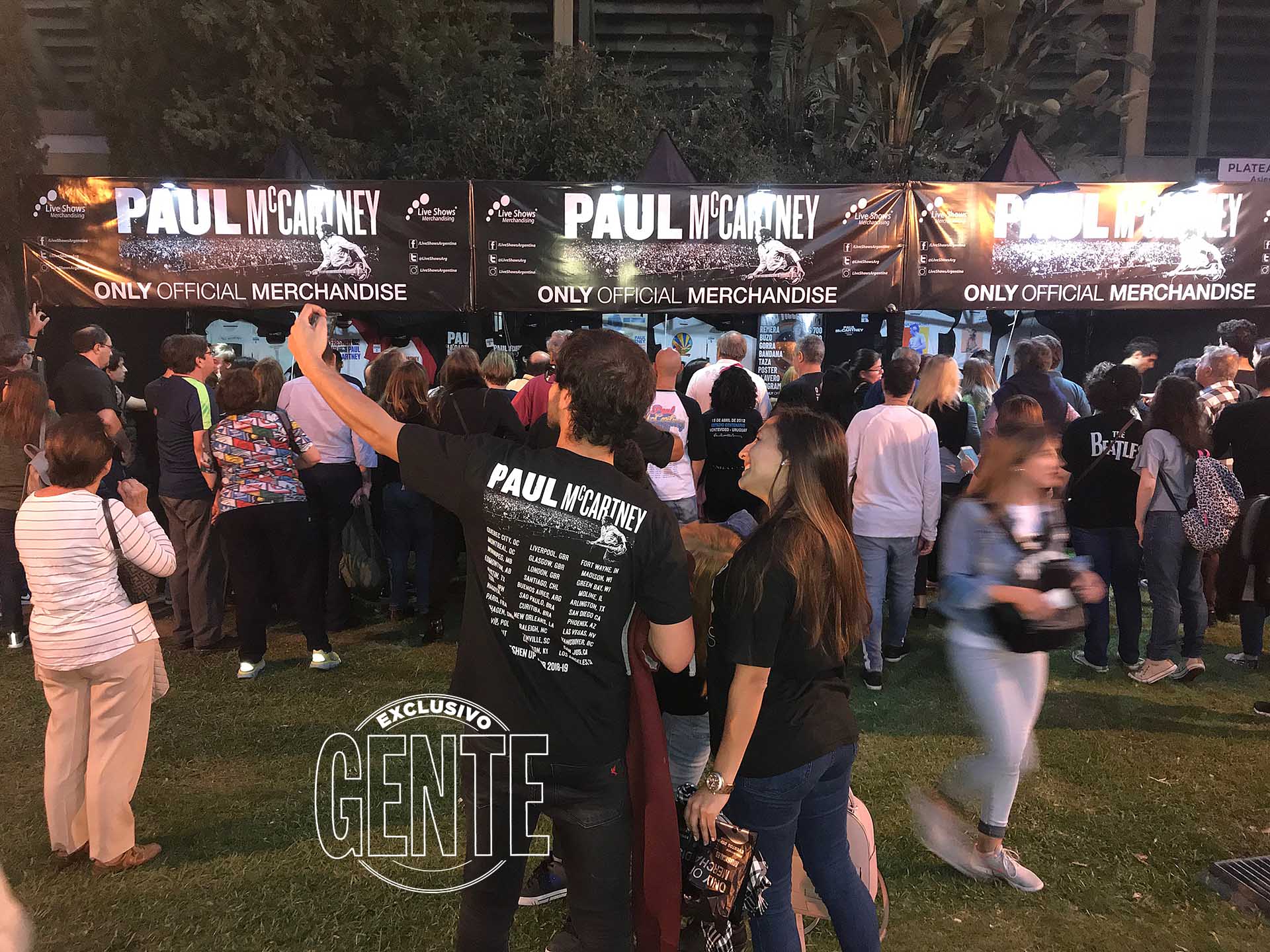 El merchandising a la orden del día. Las remeras oficiales, por citar un dato, 500 pesos. Afuera, 100.