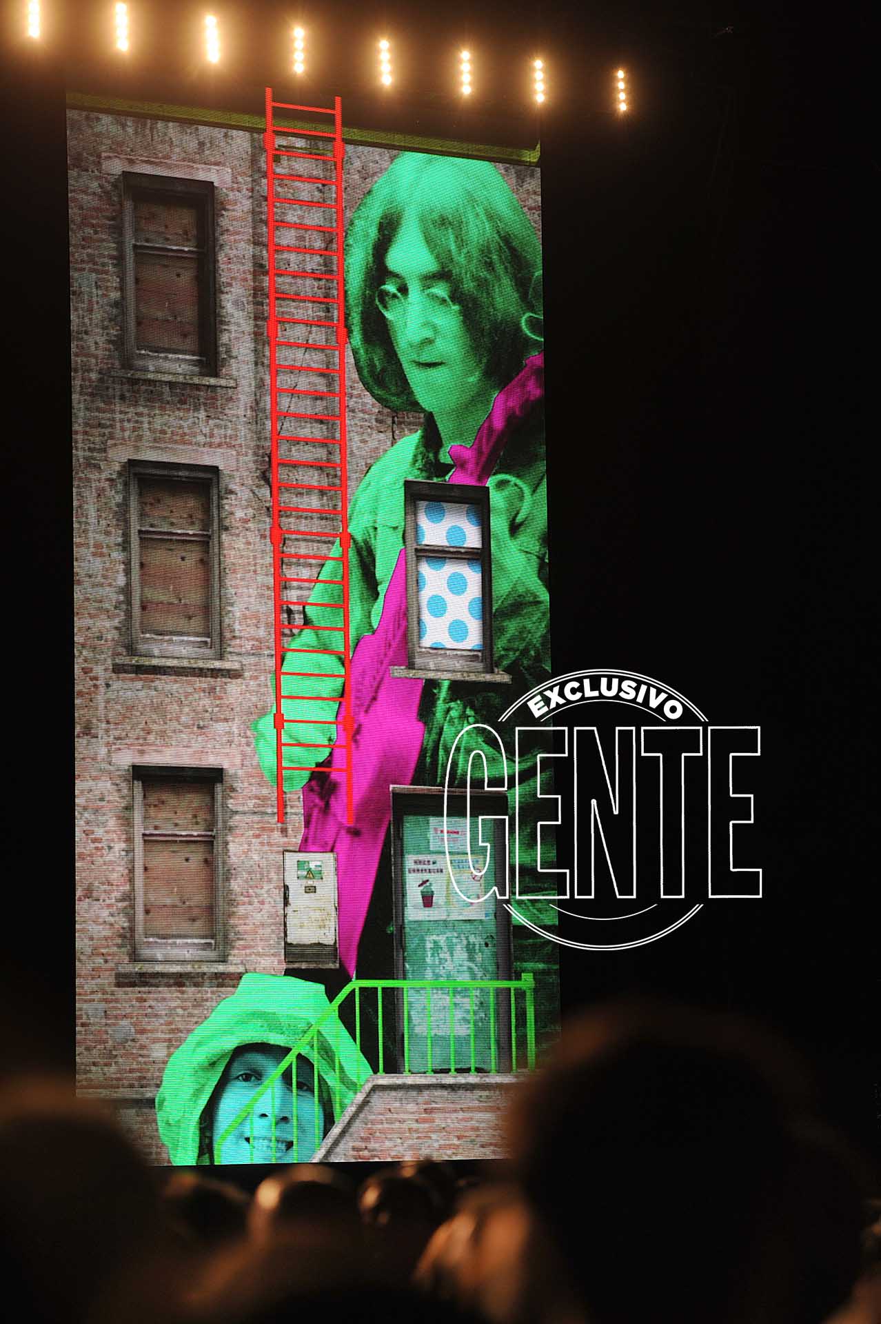 “Escribí está canción para mí hermano John. ¡Arriba John!”, lanza, y le ofrenda a Lennon (asesinado por Mark Chapman el 8 de diciembre de 1980) el tema Here Today.