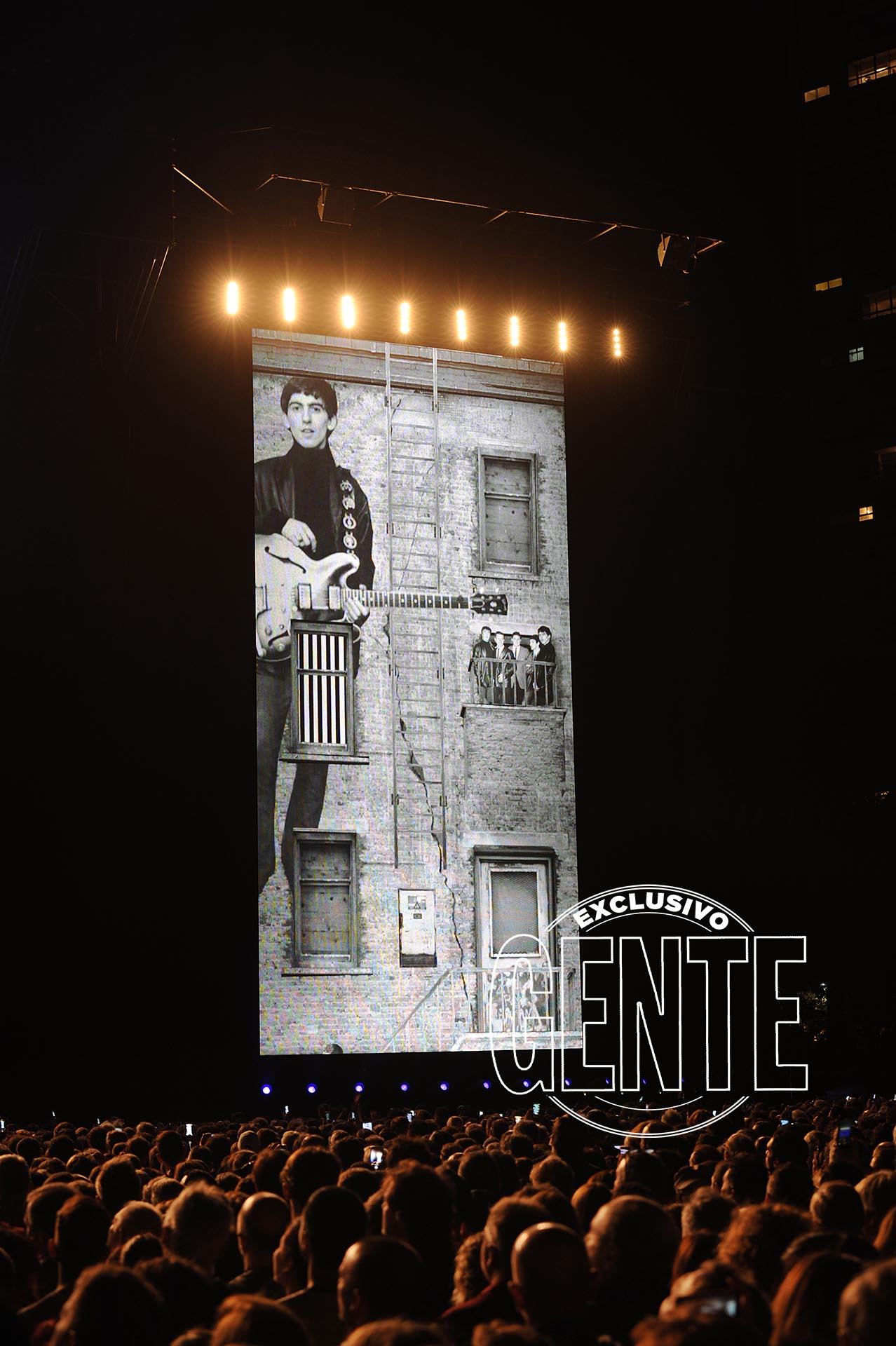 La especial versión de Something, “dedicada a mi amigo George” (Harrison, fallecido el 29 de noviembre de 2001). El beatle restante, Ringo Star, es con McCartney, uno de los dos que aún viven.
