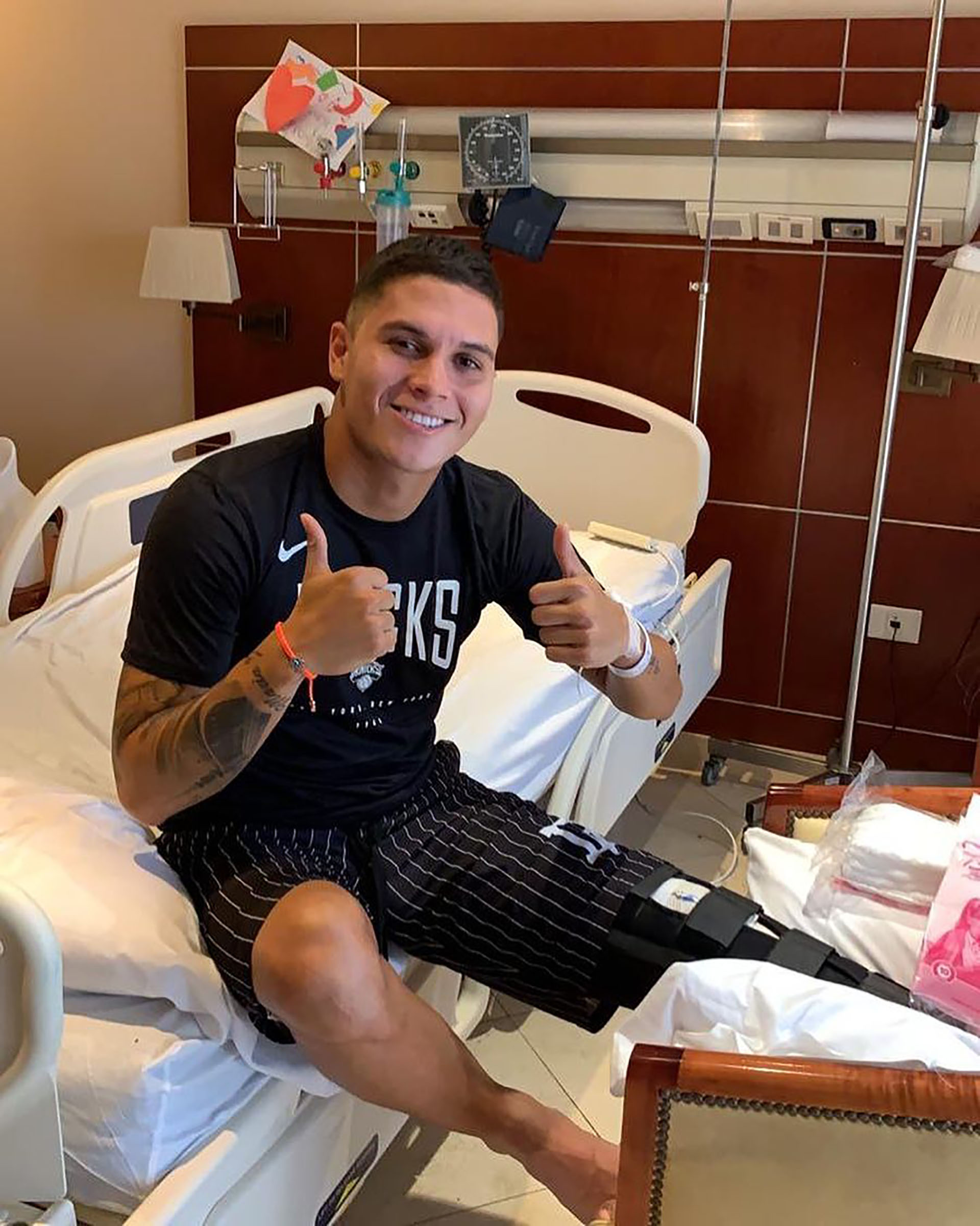 La primera foto que compartió “Juanfer” tras la operación de la rotura de ligamentos de su rodilla izquierda