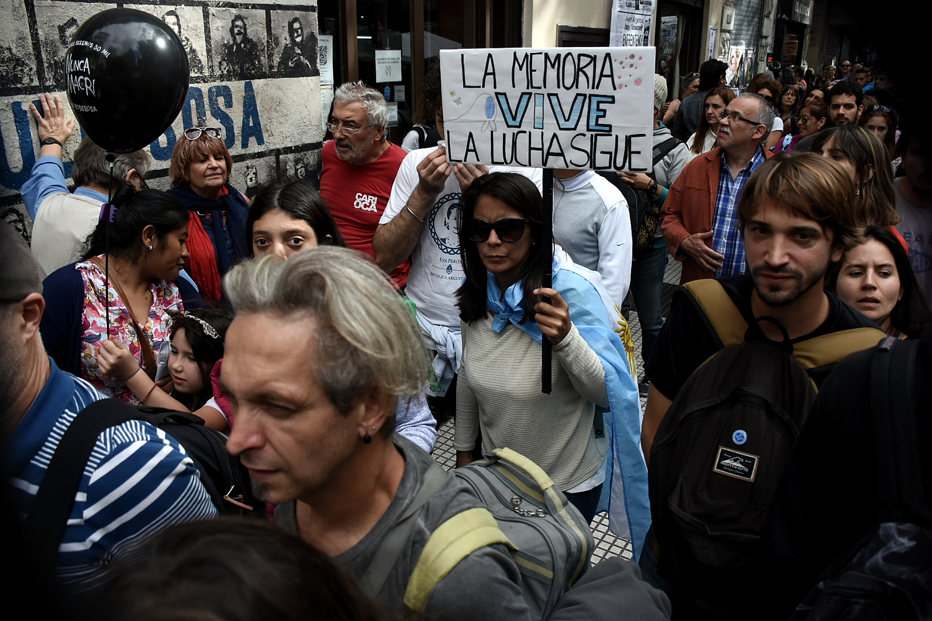 Los ciudadanos marcharon con carteles, banderas y consignas políticas