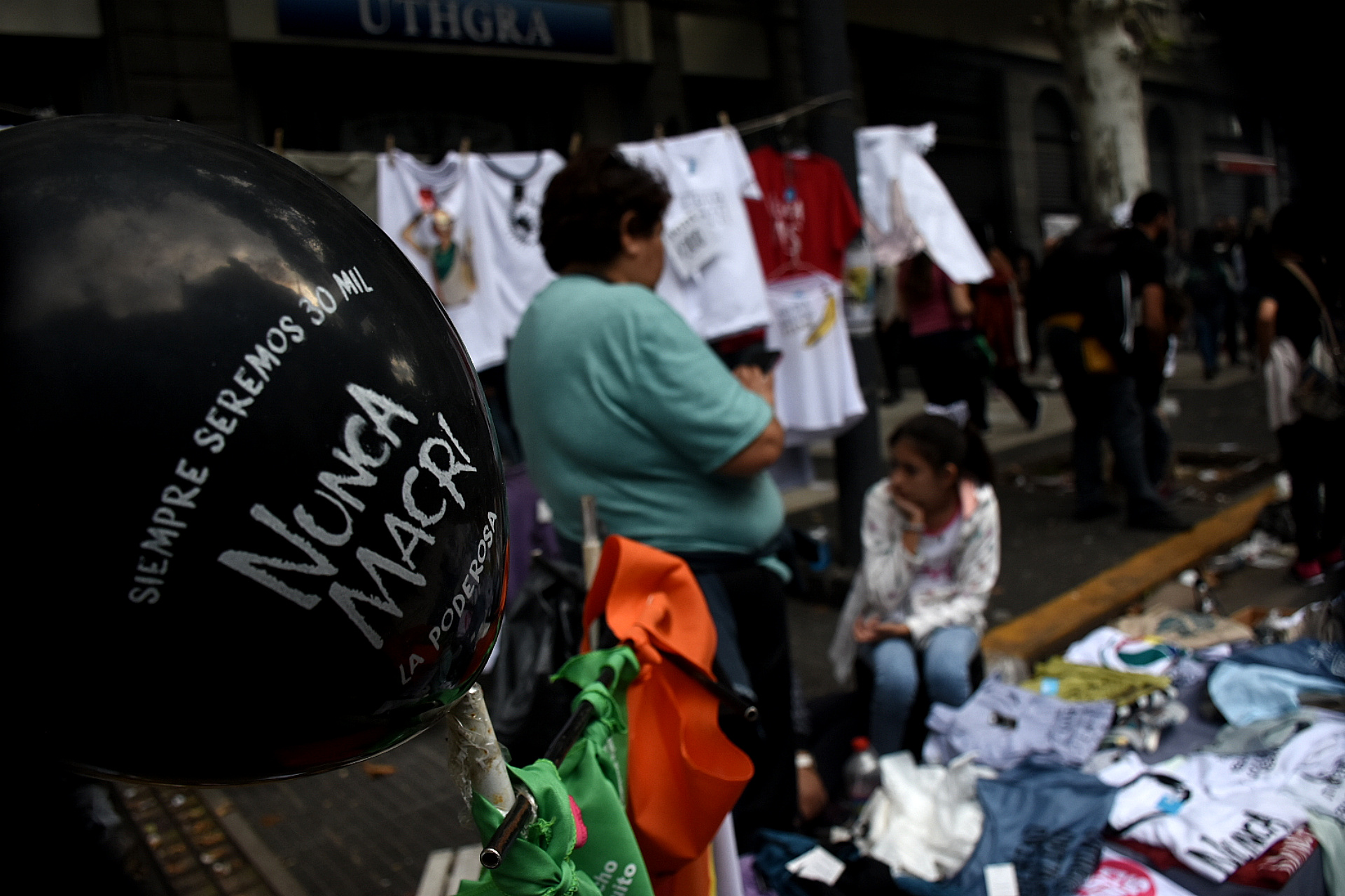 Un globo con una inscripción contra el presidente de la Nación