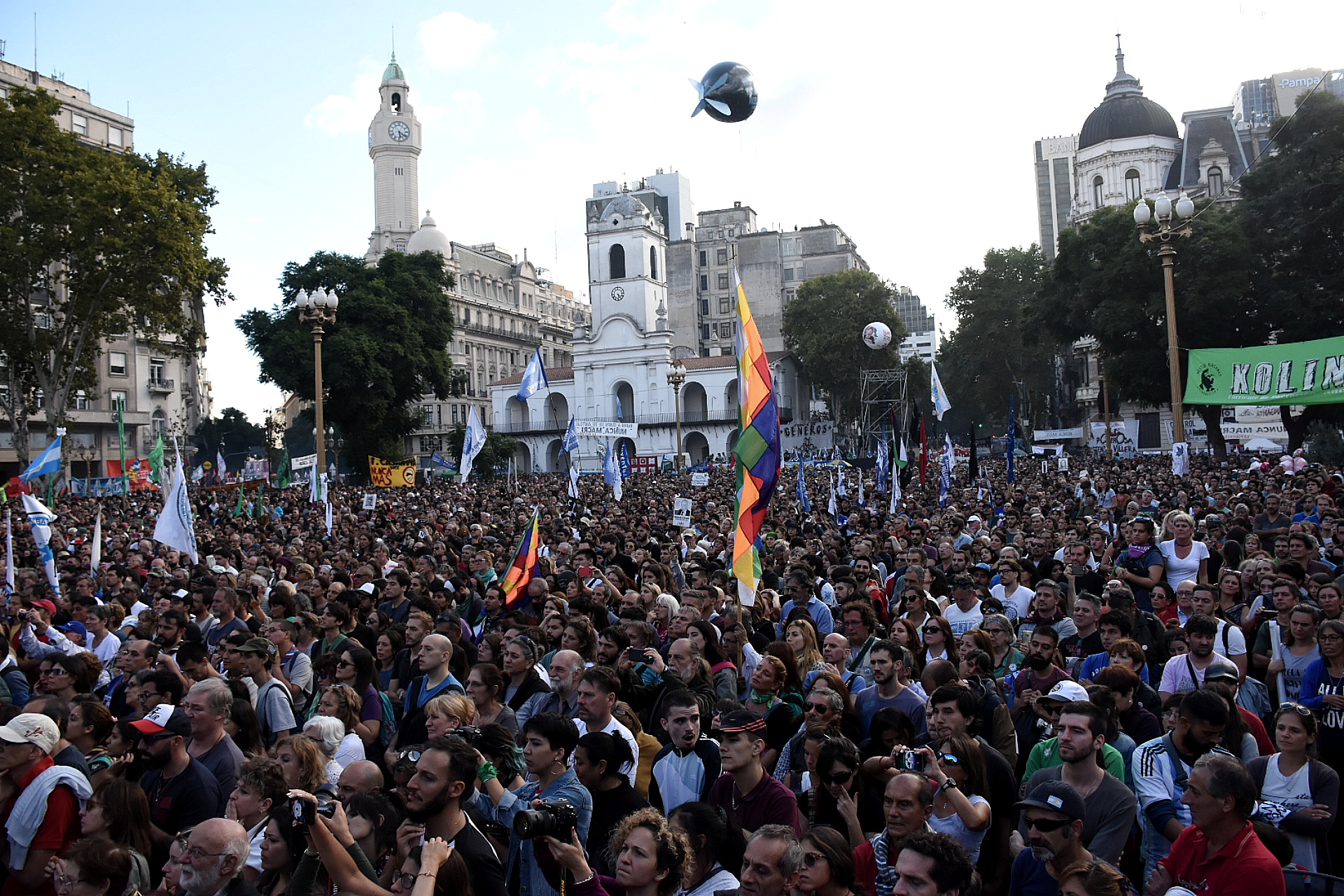 La gente se concentró en la plaza, la Avenida de Mayo y las dos diagonales