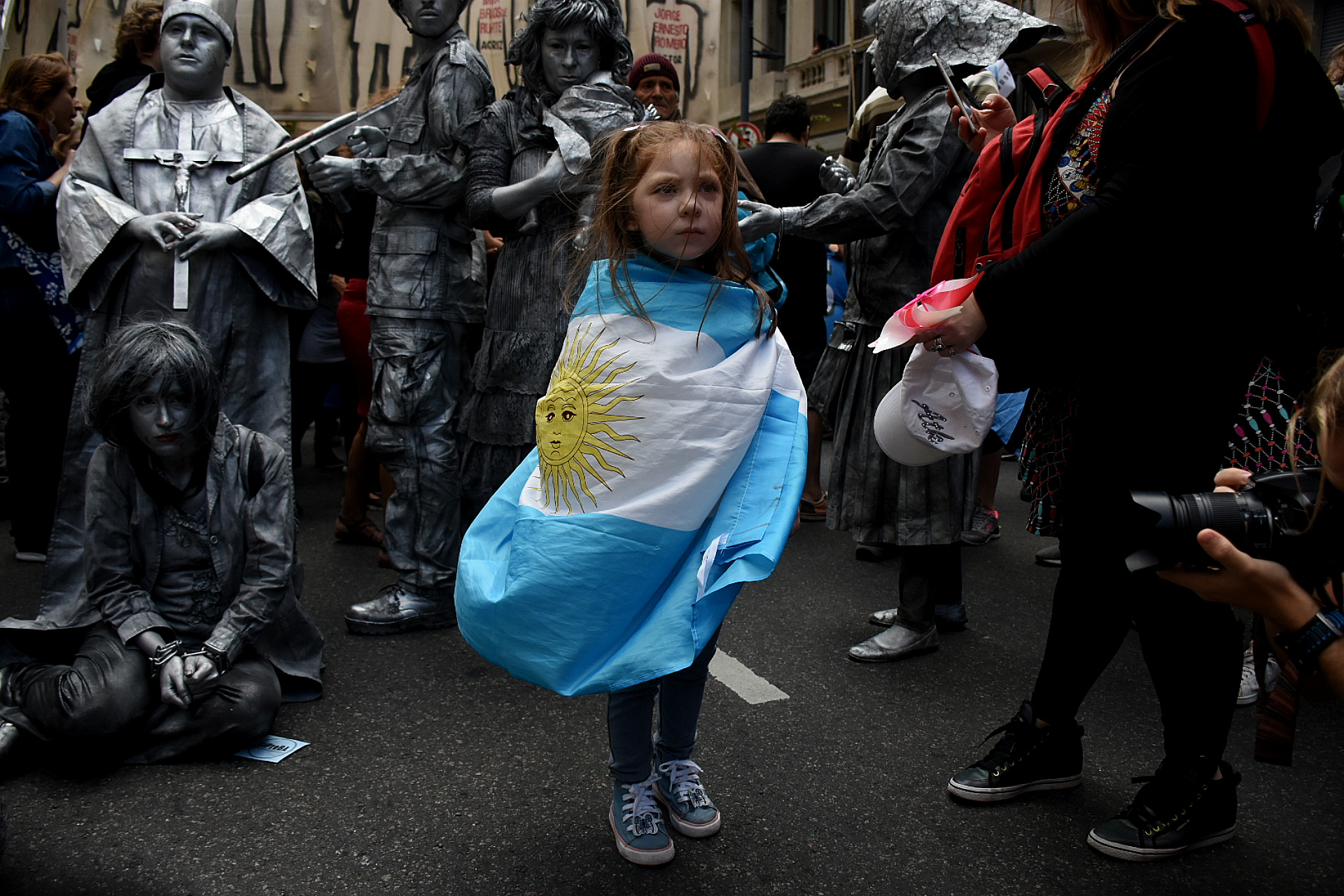Una nena con la bandera argentina en medio de la marea de gente