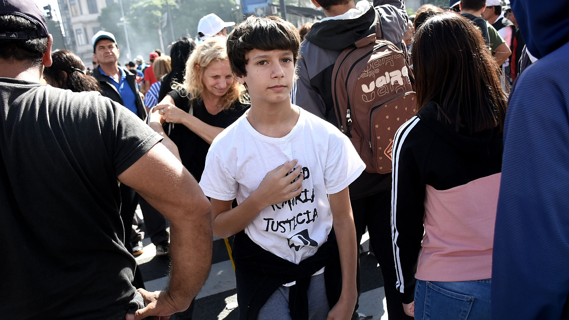 Muchas familias con niños se acercaron a la plaza para presenciar el acto