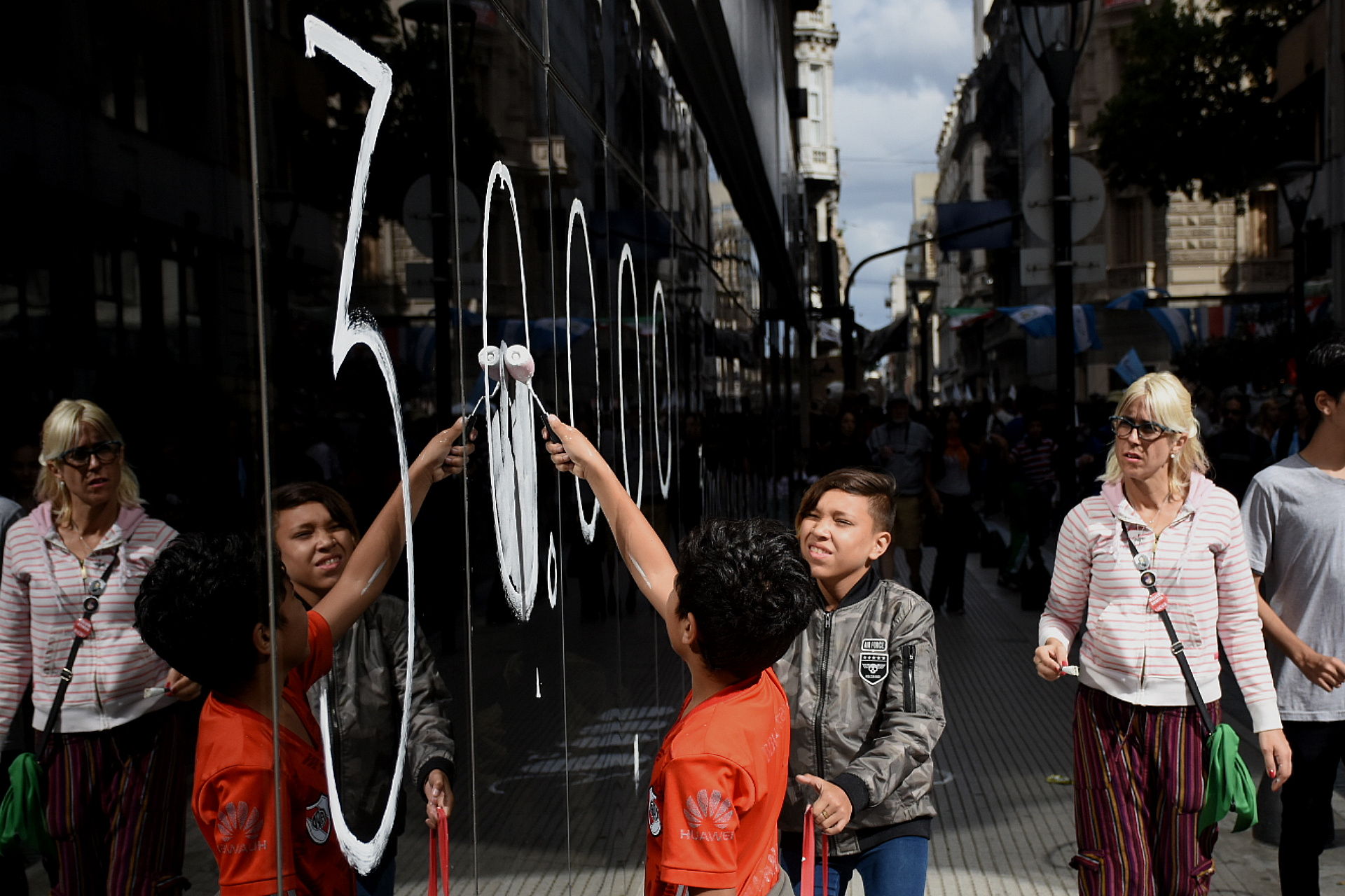 También hubo pintadas en los alrededores de la Plaza de Mayo