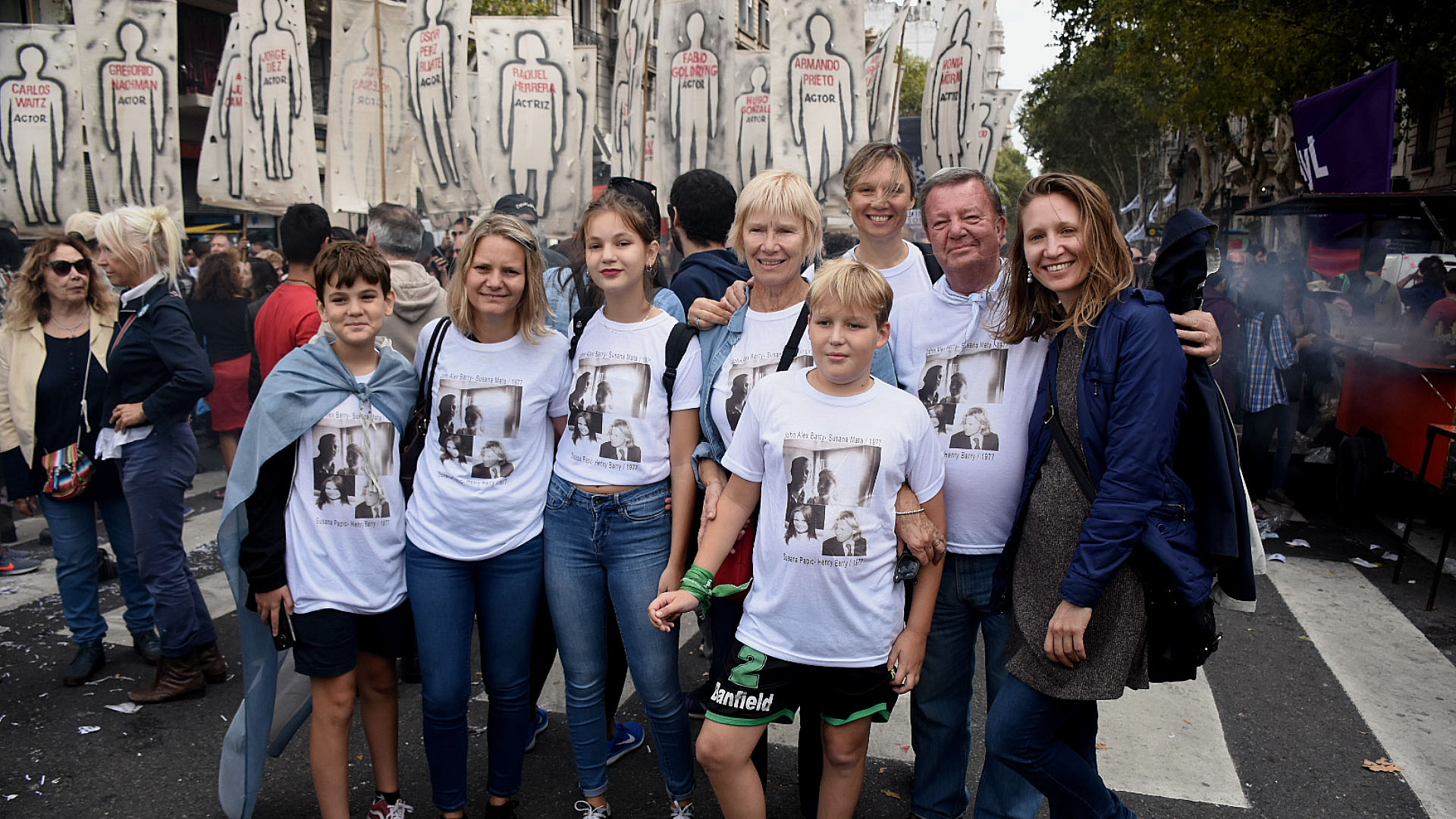 Una familia con la imagen en sus remeras de dos familiares desaparecidos por la dictadura