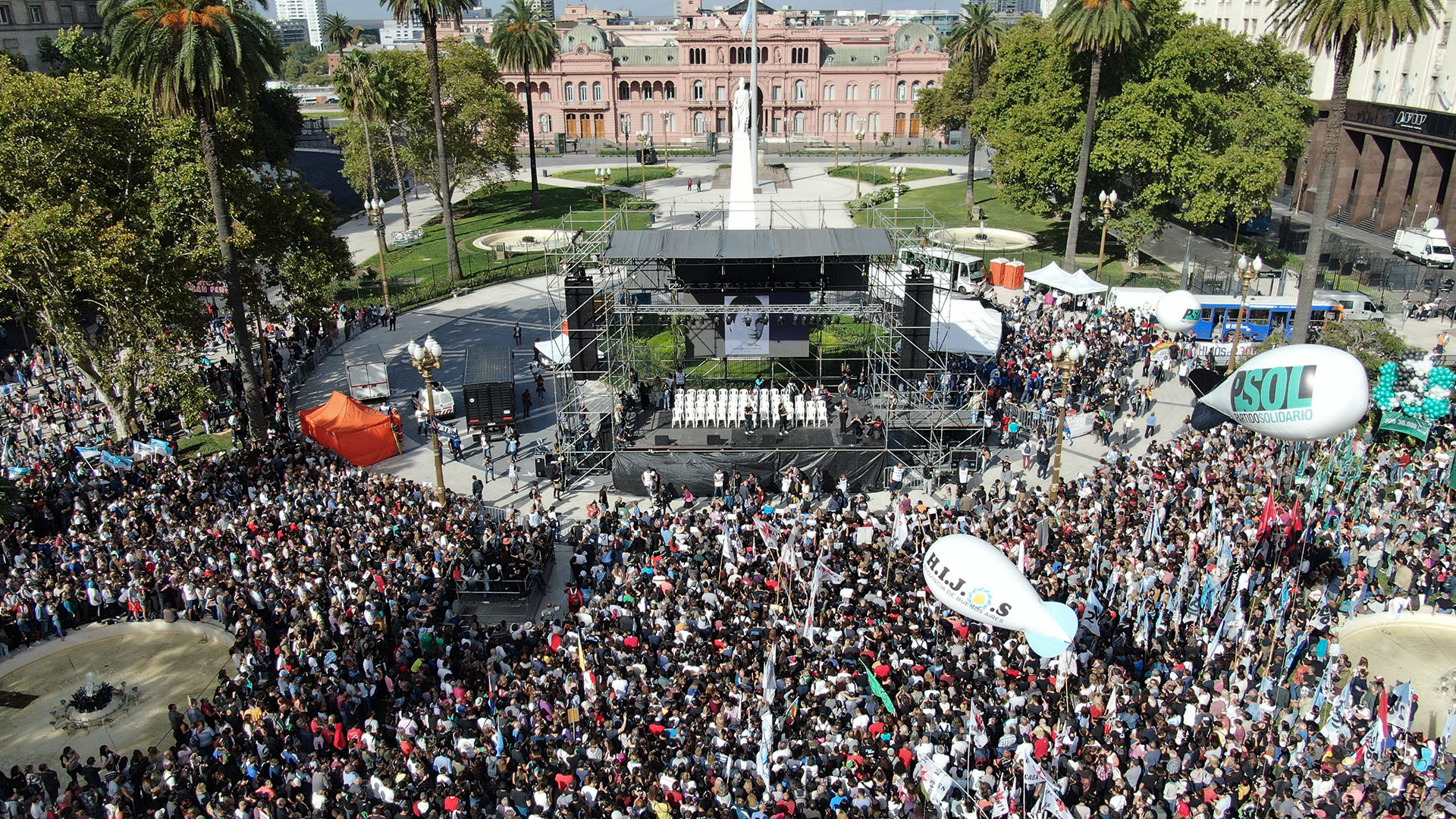 El escenario estuvo montado sobre el obelisco de la Plaza de Mayo