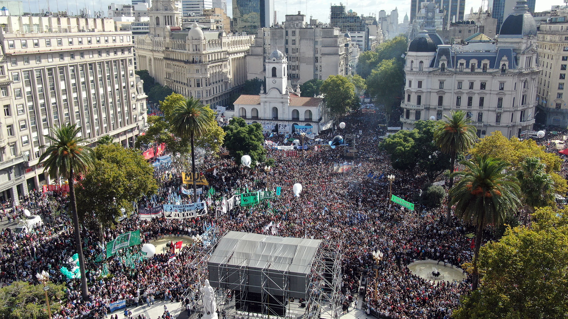 Miles de personas se concentraron desde la mañana en el centro de la ciudad de Buenos Aires