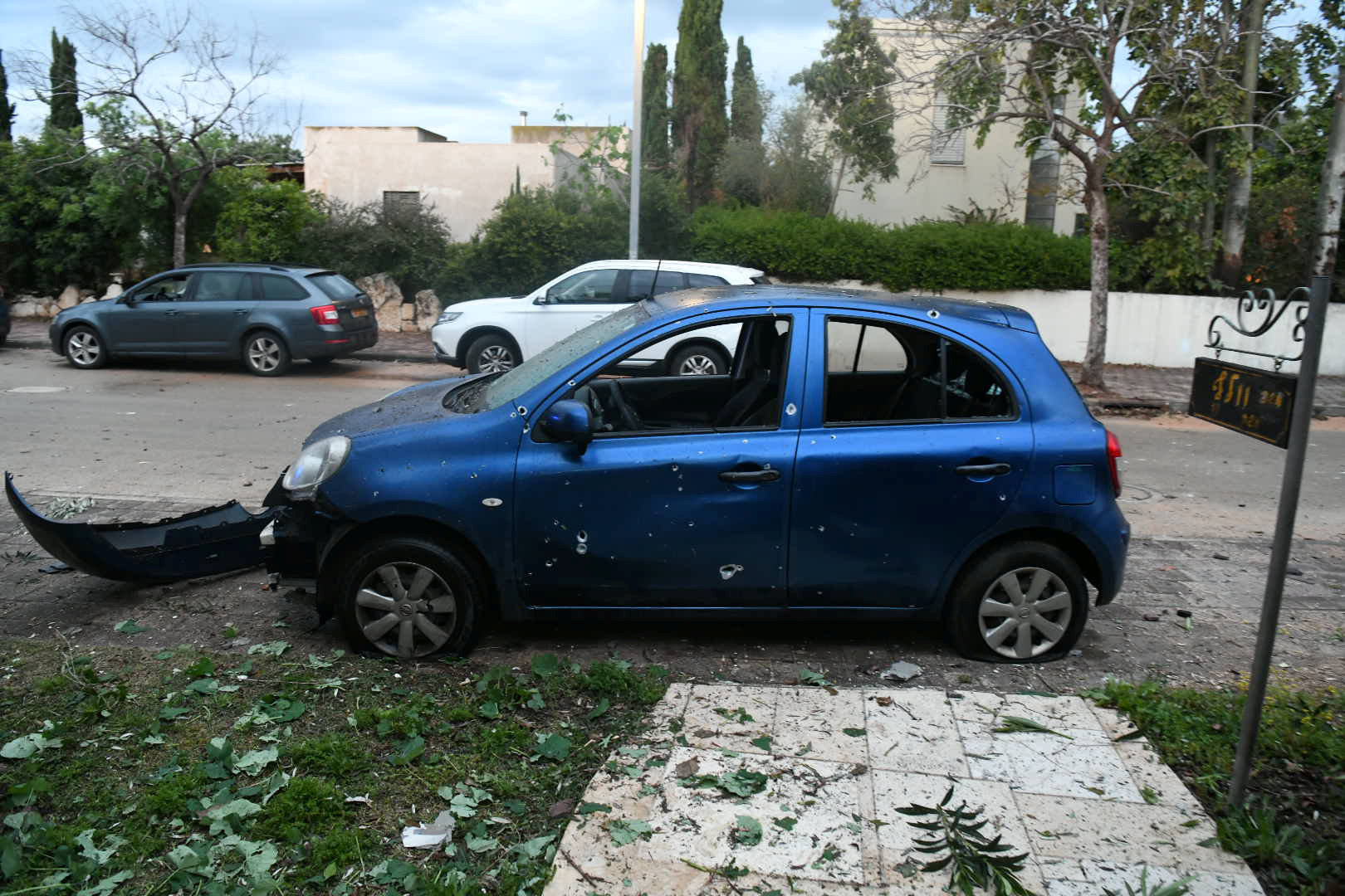 Un auto dañado por el cohete lanzado por Hamas (REUTERS/ Yair Sagi)