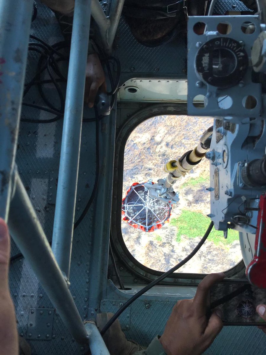 Las autoridades combaten el incendio con descargas de agua. (Foto: CNPC)