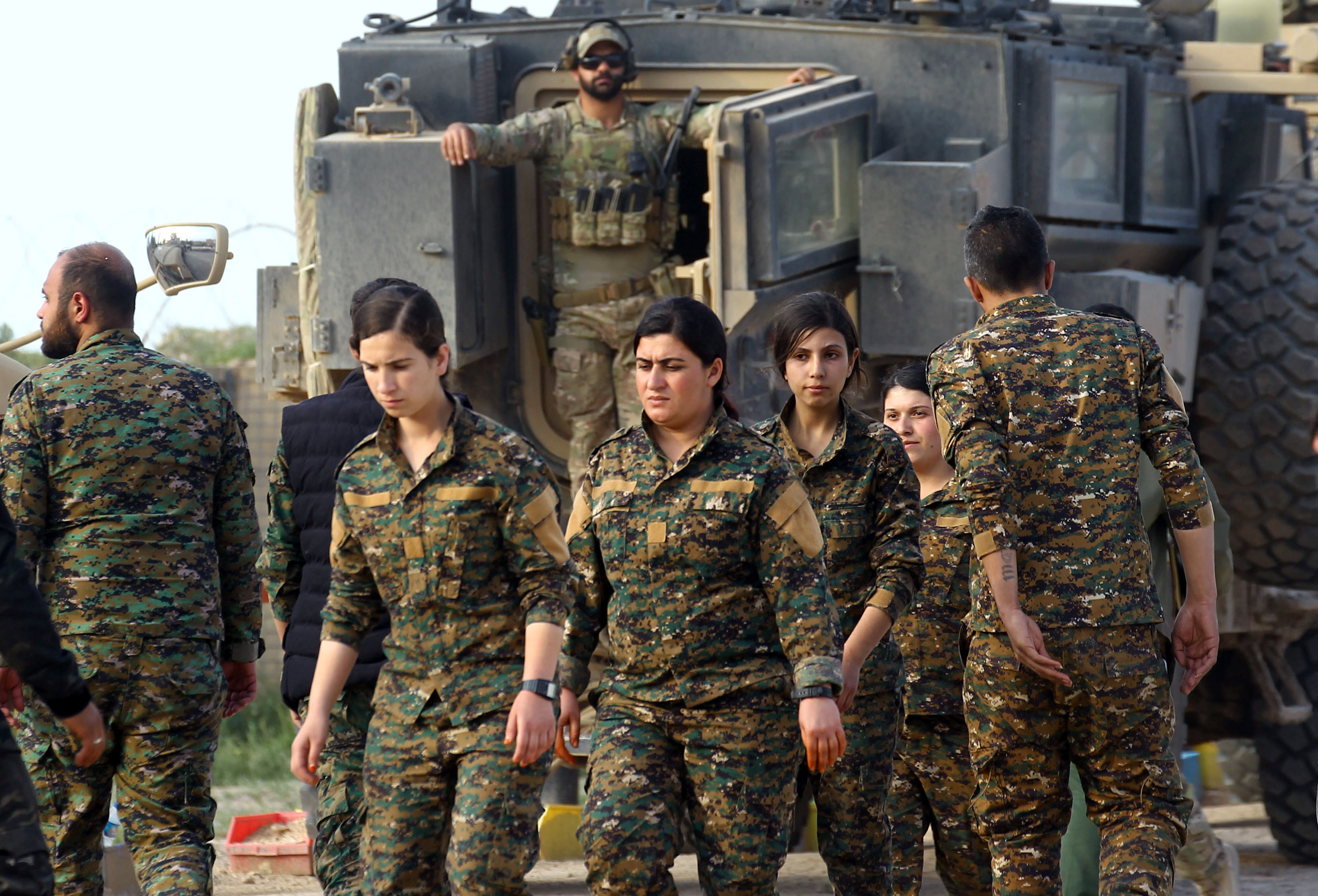 Mujeres combatientes de las milicias kurdas YPJ en los alrededores de Deir Ezzor, Siria (Reuters)