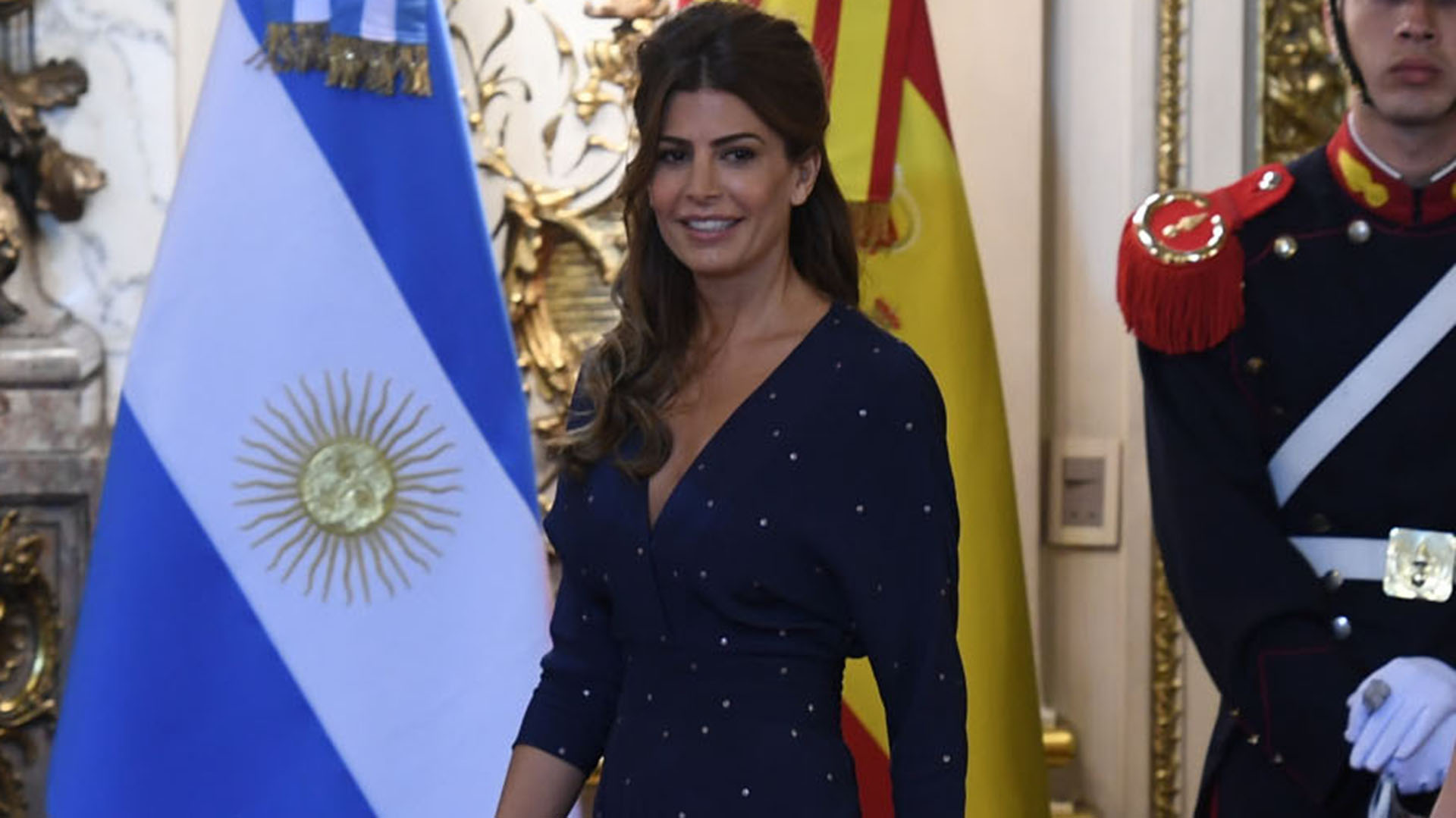 Juliana optó por un vestido azul con estampado y falda hasta los tobillos (Maximiliano Luna)