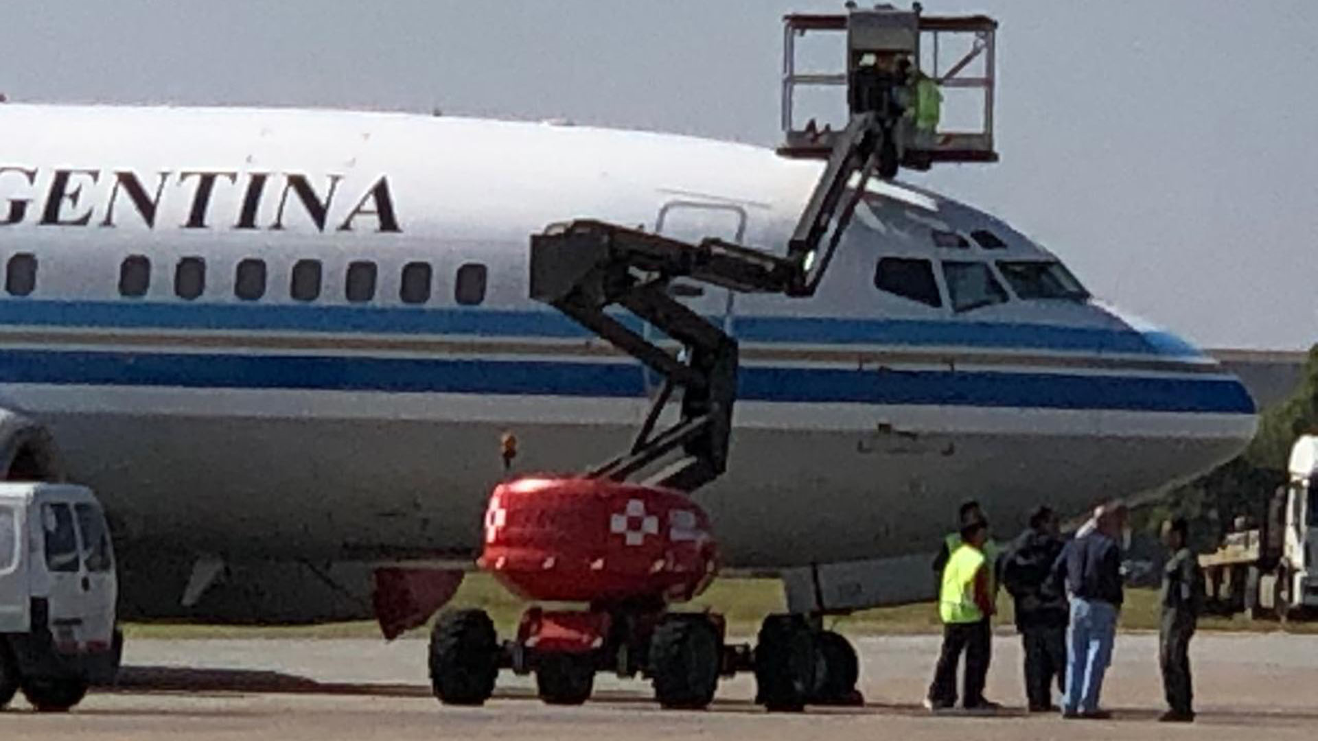 El avión de los reyes de España rozó al Tango 04 luego de aterrizar en  Aeroparque - Infobae