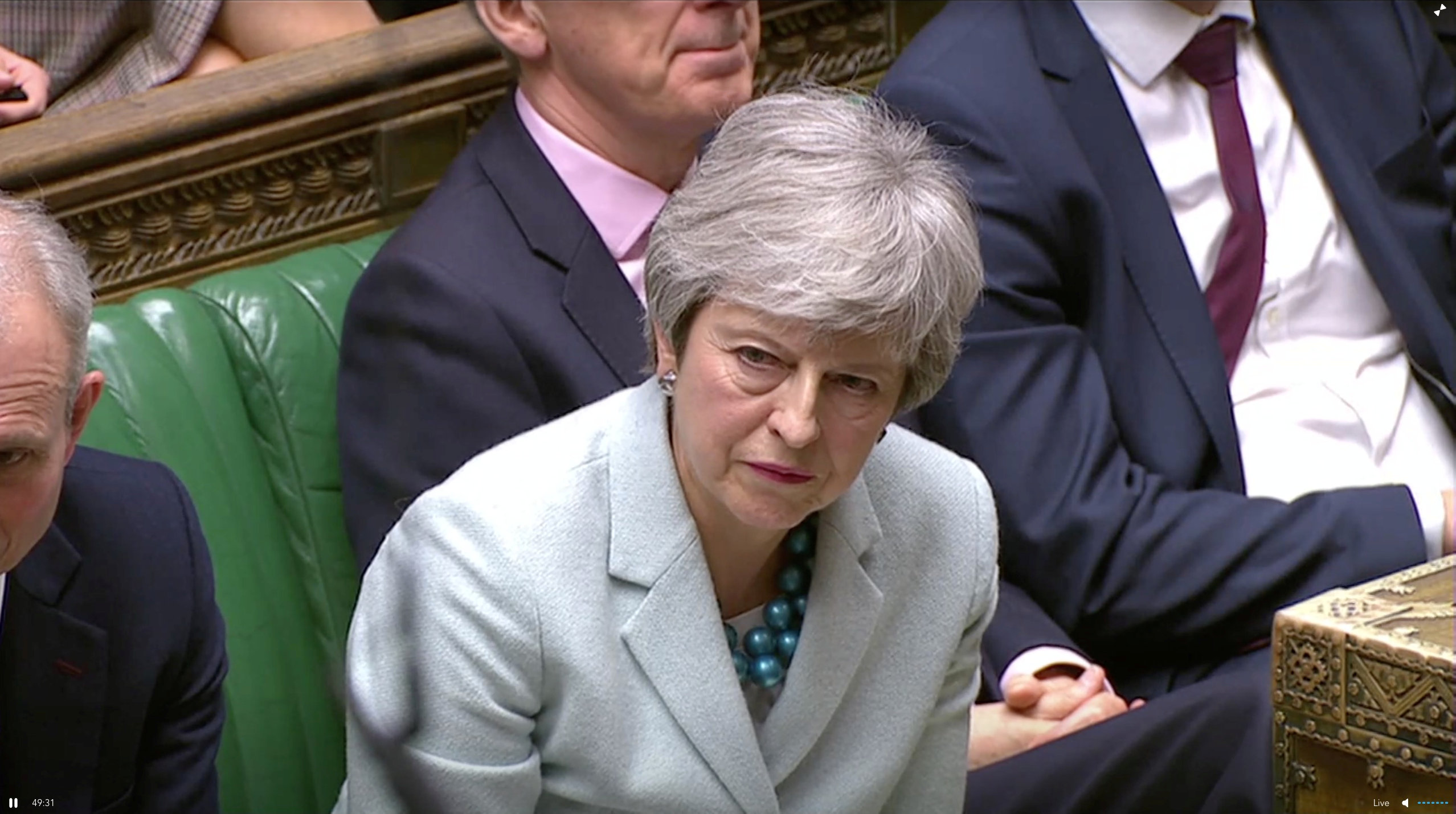 Theresa May escucha los cuestionamientos en el Parlamento