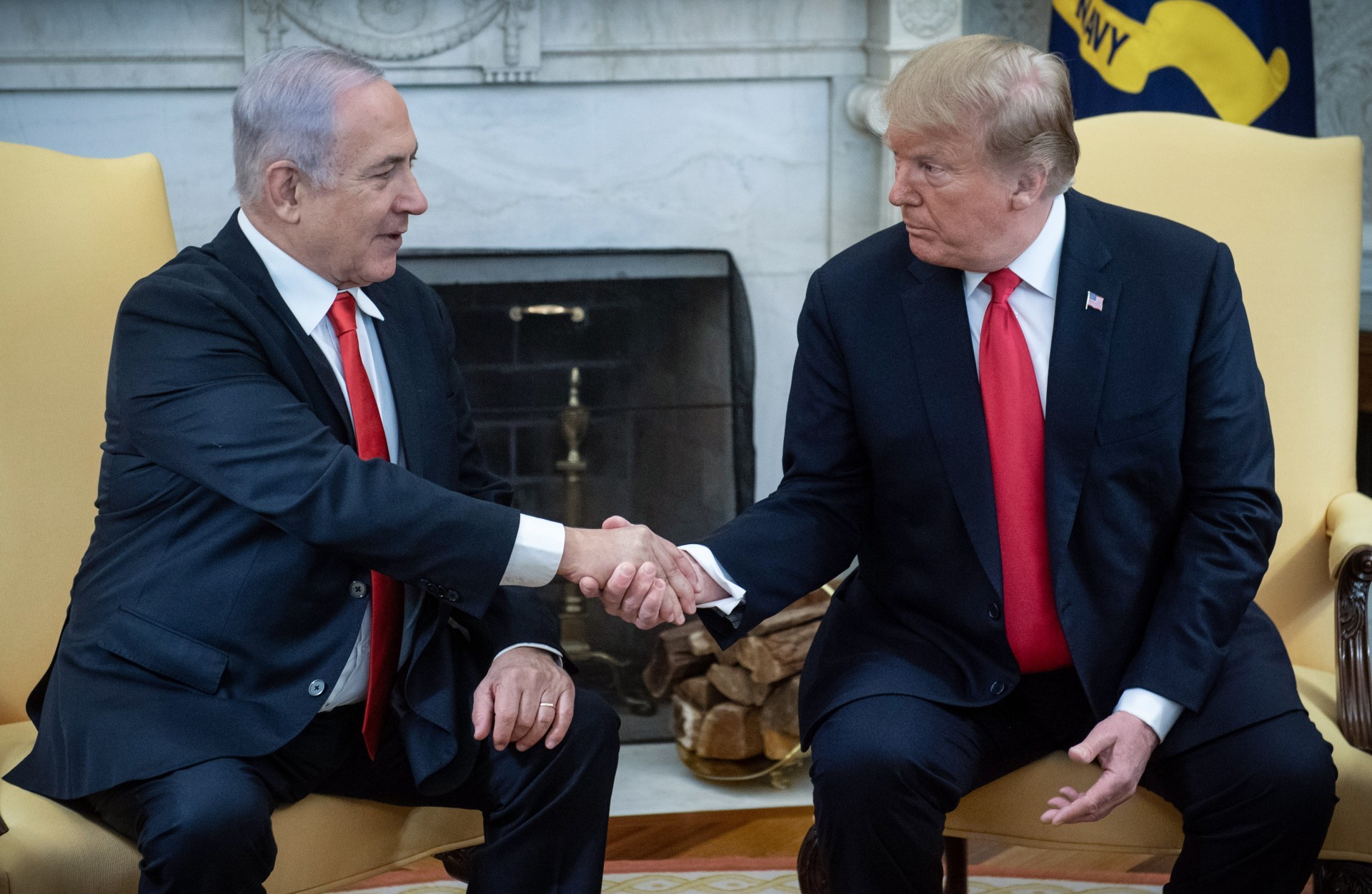 El saludo entre ambos mandatarios en la Casa Blanca el pasado 25 de marzo (SAUL LOEB / AFP)